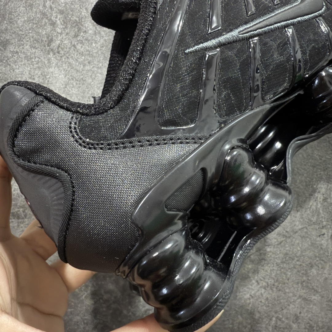 图片[3]-【Max纯原版】原版开发 Nike Shox TL系列 黑色 AR3566-002 NK Shox TL系列 黑色 复古舒适百搭防滑耐磨低邦柱形气垫休闲跑步鞋 鞋面采用了轻质化的材料打造，搭载鞋带系带系统以及鞋舌部分的特殊控制模块，科技感十足；采用透气纺织品和网眼鞋面与标志性的Nike Shox技术，同时提供更轻盈的感觉和大胆的外观；鞋身大面积采用织物与皮革材质拼接设计，搭配Dri-FITz透气网面，透气性拉满不闷脚。中底前掌搭载Air Max科技，后掌配置Shoxy缓震气柱，前掌气垫提供灵敏回弹，中底的气柱设计也很加分，外观上科技感十足；设计彰显个性，复古造型适配多种穿搭风格。 尺码：39 40 40.5 41 42 42.5 43 44 44.5 45 45.5 46 46.5 47.5-选品中心