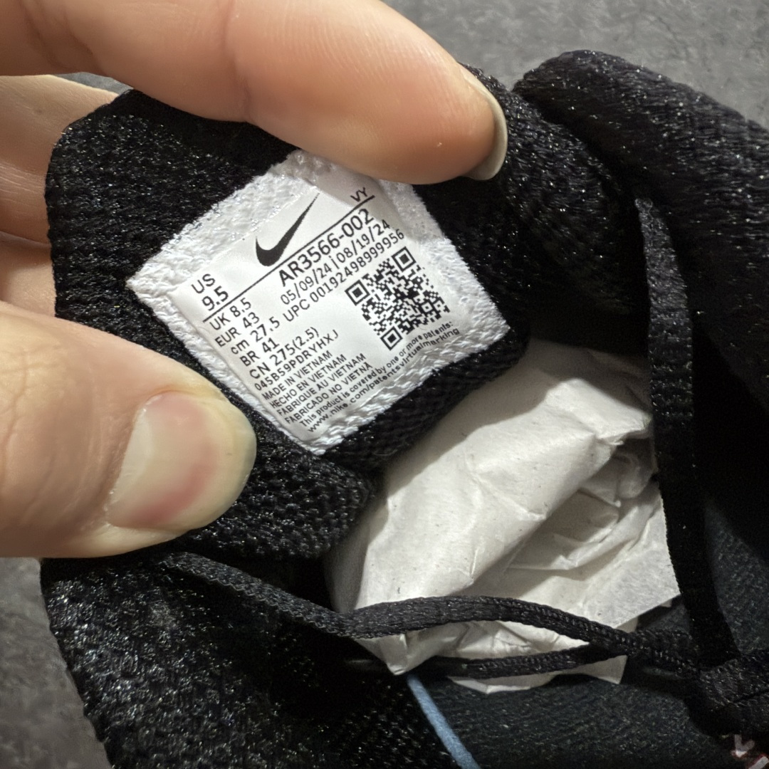 图片[7]-【Max纯原版】原版开发 Nike Shox TL系列 黑色 AR3566-002 NK Shox TL系列 黑色 复古舒适百搭防滑耐磨低邦柱形气垫休闲跑步鞋 鞋面采用了轻质化的材料打造，搭载鞋带系带系统以及鞋舌部分的特殊控制模块，科技感十足；采用透气纺织品和网眼鞋面与标志性的Nike Shox技术，同时提供更轻盈的感觉和大胆的外观；鞋身大面积采用织物与皮革材质拼接设计，搭配Dri-FITz透气网面，透气性拉满不闷脚。中底前掌搭载Air Max科技，后掌配置Shoxy缓震气柱，前掌气垫提供灵敏回弹，中底的气柱设计也很加分，外观上科技感十足；设计彰显个性，复古造型适配多种穿搭风格。 尺码：39 40 40.5 41 42 42.5 43 44 44.5 45 45.5 46 46.5 47.5-选品中心