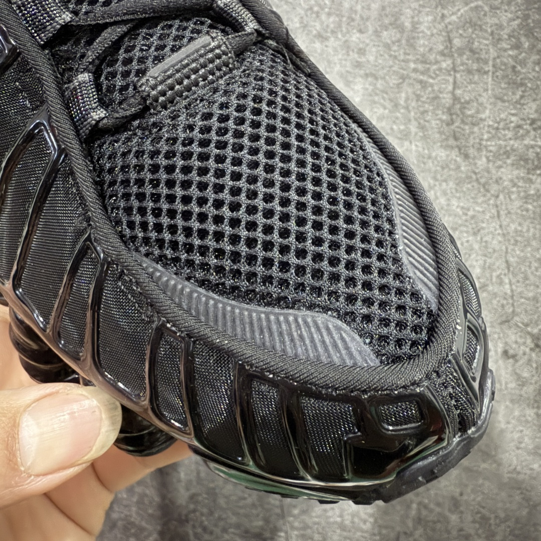 图片[5]-【Max纯原版】原版开发 Nike Shox TL系列 黑色 AR3566-002 NK Shox TL系列 黑色 复古舒适百搭防滑耐磨低邦柱形气垫休闲跑步鞋 鞋面采用了轻质化的材料打造，搭载鞋带系带系统以及鞋舌部分的特殊控制模块，科技感十足；采用透气纺织品和网眼鞋面与标志性的Nike Shox技术，同时提供更轻盈的感觉和大胆的外观；鞋身大面积采用织物与皮革材质拼接设计，搭配Dri-FITz透气网面，透气性拉满不闷脚。中底前掌搭载Air Max科技，后掌配置Shoxy缓震气柱，前掌气垫提供灵敏回弹，中底的气柱设计也很加分，外观上科技感十足；设计彰显个性，复古造型适配多种穿搭风格。 尺码：39 40 40.5 41 42 42.5 43 44 44.5 45 45.5 46 46.5 47.5-选品中心