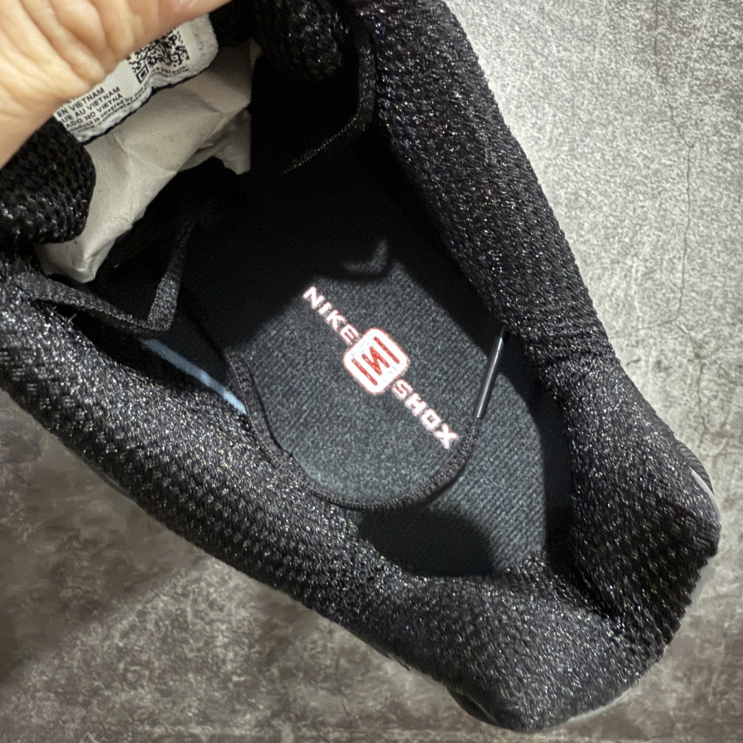 图片[8]-【Max纯原版】原版开发 Nike Shox TL系列 黑色 AR3566-002 NK Shox TL系列 黑色 复古舒适百搭防滑耐磨低邦柱形气垫休闲跑步鞋 鞋面采用了轻质化的材料打造，搭载鞋带系带系统以及鞋舌部分的特殊控制模块，科技感十足；采用透气纺织品和网眼鞋面与标志性的Nike Shox技术，同时提供更轻盈的感觉和大胆的外观；鞋身大面积采用织物与皮革材质拼接设计，搭配Dri-FITz透气网面，透气性拉满不闷脚。中底前掌搭载Air Max科技，后掌配置Shoxy缓震气柱，前掌气垫提供灵敏回弹，中底的气柱设计也很加分，外观上科技感十足；设计彰显个性，复古造型适配多种穿搭风格。 尺码：39 40 40.5 41 42 42.5 43 44 44.5 45 45.5 46 46.5 47.5-选品中心