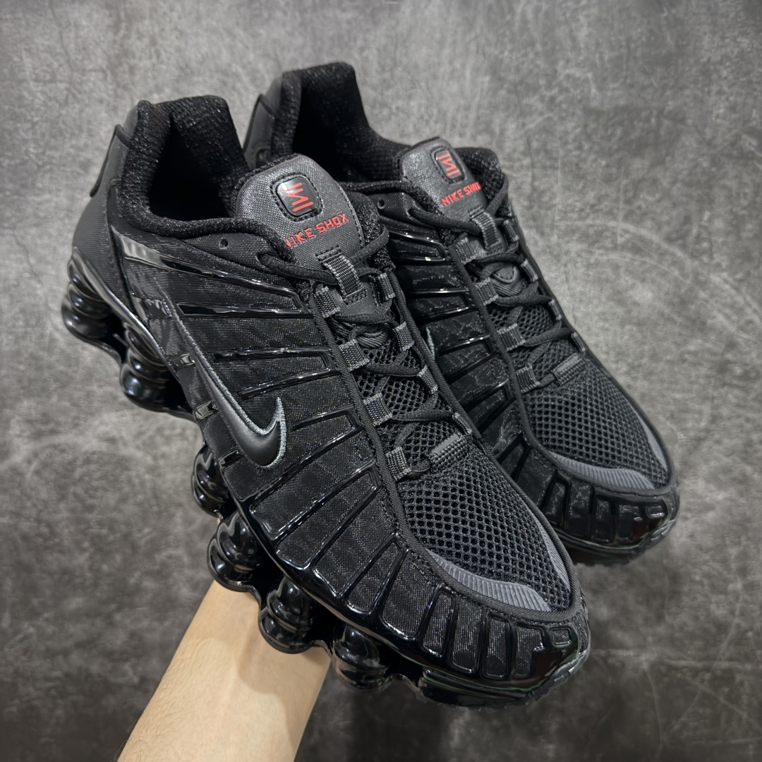 【Max纯原版】原版开发 Nike Shox TL系列 黑色 AR3566-002 NK Shox TL系列 黑色 复古舒适百搭防滑耐磨低邦柱形气垫休闲跑步鞋 鞋面采用了轻质化的材料打造，搭载鞋带系带系统以及鞋舌部分的特殊控制模块，科技感十足；采用透气纺织品和网眼鞋面与标志性的Nike Shox技术，同时提供更轻盈的感觉和大胆的外观；鞋身大面积采用织物与皮革材质拼接设计，搭配Dri-FITz透气网面，透气性拉满不闷脚。中底前掌搭载Air Max科技，后掌配置Shoxy缓震气柱，前掌气垫提供灵敏回弹，中底的气柱设计也很加分，外观上科技感十足；设计彰显个性，复古造型适配多种穿搭风格。 尺码：39 40 40.5 41 42 42.5 43 44 44.5 45 45.5 46 46.5 47.5-选品中心