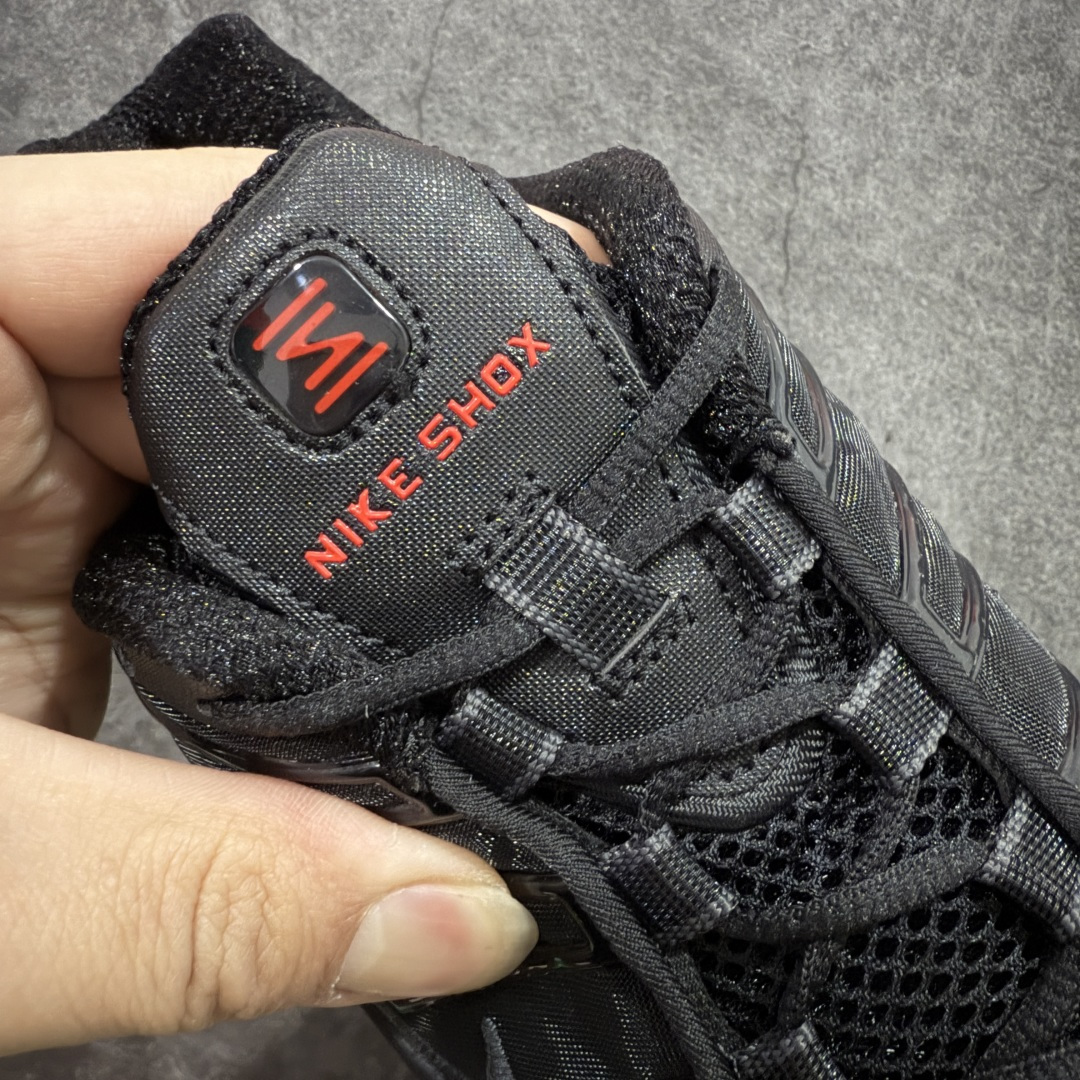图片[6]-【Max纯原版】原版开发 Nike Shox TL系列 黑色 AR3566-002 NK Shox TL系列 黑色 复古舒适百搭防滑耐磨低邦柱形气垫休闲跑步鞋 鞋面采用了轻质化的材料打造，搭载鞋带系带系统以及鞋舌部分的特殊控制模块，科技感十足；采用透气纺织品和网眼鞋面与标志性的Nike Shox技术，同时提供更轻盈的感觉和大胆的外观；鞋身大面积采用织物与皮革材质拼接设计，搭配Dri-FITz透气网面，透气性拉满不闷脚。中底前掌搭载Air Max科技，后掌配置Shoxy缓震气柱，前掌气垫提供灵敏回弹，中底的气柱设计也很加分，外观上科技感十足；设计彰显个性，复古造型适配多种穿搭风格。 尺码：39 40 40.5 41 42 42.5 43 44 44.5 45 45.5 46 46.5 47.5-选品中心