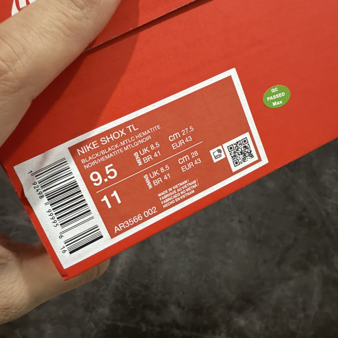 图片[10]-【Max纯原版】原版开发 Nike Shox TL系列 黑色 AR3566-002 NK Shox TL系列 黑色 复古舒适百搭防滑耐磨低邦柱形气垫休闲跑步鞋 鞋面采用了轻质化的材料打造，搭载鞋带系带系统以及鞋舌部分的特殊控制模块，科技感十足；采用透气纺织品和网眼鞋面与标志性的Nike Shox技术，同时提供更轻盈的感觉和大胆的外观；鞋身大面积采用织物与皮革材质拼接设计，搭配Dri-FITz透气网面，透气性拉满不闷脚。中底前掌搭载Air Max科技，后掌配置Shoxy缓震气柱，前掌气垫提供灵敏回弹，中底的气柱设计也很加分，外观上科技感十足；设计彰显个性，复古造型适配多种穿搭风格。 尺码：39 40 40.5 41 42 42.5 43 44 44.5 45 45.5 46 46.5 47.5-选品中心