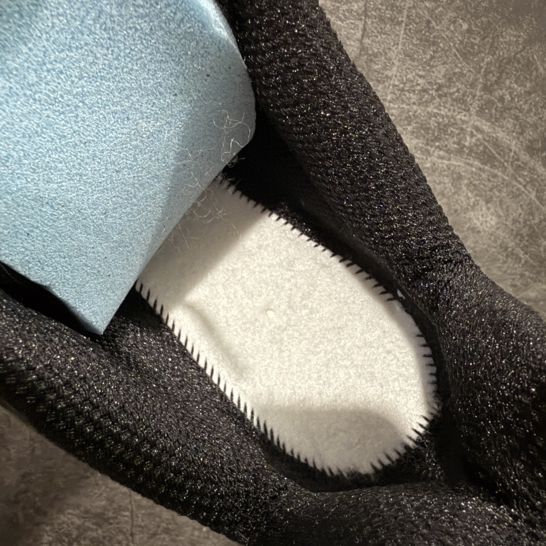 图片[9]-【Max纯原版】原版开发 Nike Shox TL系列 黑色 AR3566-002 NK Shox TL系列 黑色 复古舒适百搭防滑耐磨低邦柱形气垫休闲跑步鞋 鞋面采用了轻质化的材料打造，搭载鞋带系带系统以及鞋舌部分的特殊控制模块，科技感十足；采用透气纺织品和网眼鞋面与标志性的Nike Shox技术，同时提供更轻盈的感觉和大胆的外观；鞋身大面积采用织物与皮革材质拼接设计，搭配Dri-FITz透气网面，透气性拉满不闷脚。中底前掌搭载Air Max科技，后掌配置Shoxy缓震气柱，前掌气垫提供灵敏回弹，中底的气柱设计也很加分，外观上科技感十足；设计彰显个性，复古造型适配多种穿搭风格。 尺码：39 40 40.5 41 42 42.5 43 44 44.5 45 45.5 46 46.5 47.5-选品中心