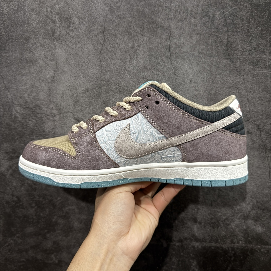 图片[2]-【纯原Z版】NK SB Dunk Low \”Big Money Savings\” 棕灰 货号：FZ3129-200 该鞋款整体以大地色为主色调，鞋面采用帆布、麂皮、织物等多种材质拼接打造，营造出\”What The\”氛围。质感方面绝对没得说！鞋身中部采用银色呈现，并带有特殊的花卉纹路细节，营造出奢华的氛围。Swoosh似乎也采用了\”裂纹\”工艺打造。鞋带部分采用了特殊的麻质编织工艺设计，为鞋款带来一丝粗犷的感觉，鞋舌标签部分则以蒂芙尼蓝色点缀。鞋舌内侧还带有特殊的促销购物小票，上面印有\”BIG MONEY SAVINGS\”（大减价）等字样，与鞋款主题相呼应。 尺码：36 36.5 37.5 38 38.5 39 40 40.5 41 42 42.5 43 44 44.5 45 46 47.5-选品中心