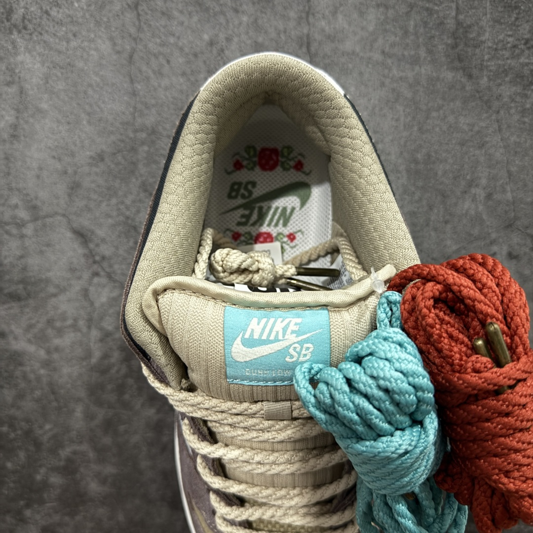 图片[8]-【纯原Z版】NK SB Dunk Low \”Big Money Savings\” 棕灰 货号：FZ3129-200 该鞋款整体以大地色为主色调，鞋面采用帆布、麂皮、织物等多种材质拼接打造，营造出\”What The\”氛围。质感方面绝对没得说！鞋身中部采用银色呈现，并带有特殊的花卉纹路细节，营造出奢华的氛围。Swoosh似乎也采用了\”裂纹\”工艺打造。鞋带部分采用了特殊的麻质编织工艺设计，为鞋款带来一丝粗犷的感觉，鞋舌标签部分则以蒂芙尼蓝色点缀。鞋舌内侧还带有特殊的促销购物小票，上面印有\”BIG MONEY SAVINGS\”（大减价）等字样，与鞋款主题相呼应。 尺码：36 36.5 37.5 38 38.5 39 40 40.5 41 42 42.5 43 44 44.5 45 46 47.5-选品中心