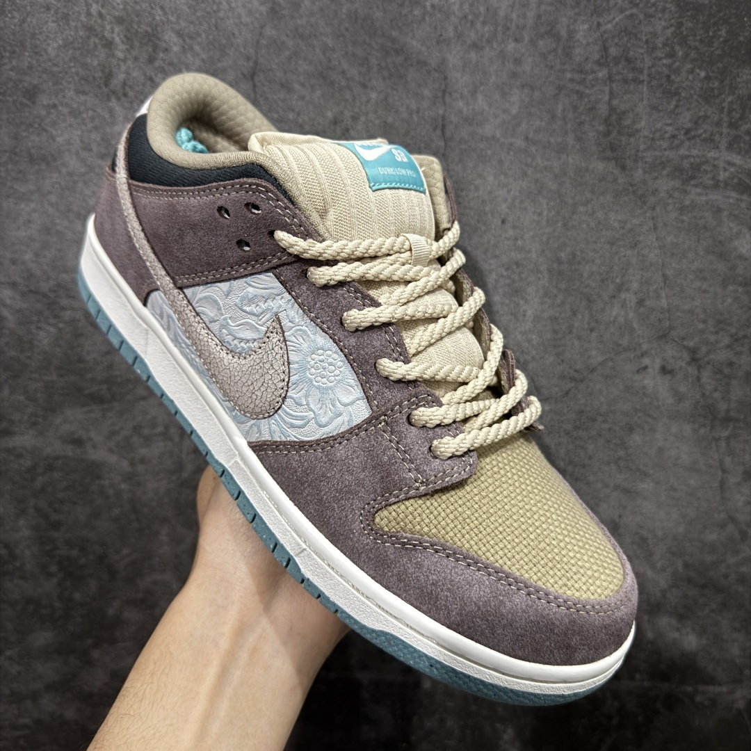 图片[3]-【纯原Z版】NK SB Dunk Low \”Big Money Savings\” 棕灰 货号：FZ3129-200 该鞋款整体以大地色为主色调，鞋面采用帆布、麂皮、织物等多种材质拼接打造，营造出\”What The\”氛围。质感方面绝对没得说！鞋身中部采用银色呈现，并带有特殊的花卉纹路细节，营造出奢华的氛围。Swoosh似乎也采用了\”裂纹\”工艺打造。鞋带部分采用了特殊的麻质编织工艺设计，为鞋款带来一丝粗犷的感觉，鞋舌标签部分则以蒂芙尼蓝色点缀。鞋舌内侧还带有特殊的促销购物小票，上面印有\”BIG MONEY SAVINGS\”（大减价）等字样，与鞋款主题相呼应。 尺码：36 36.5 37.5 38 38.5 39 40 40.5 41 42 42.5 43 44 44.5 45 46 47.5-选品中心