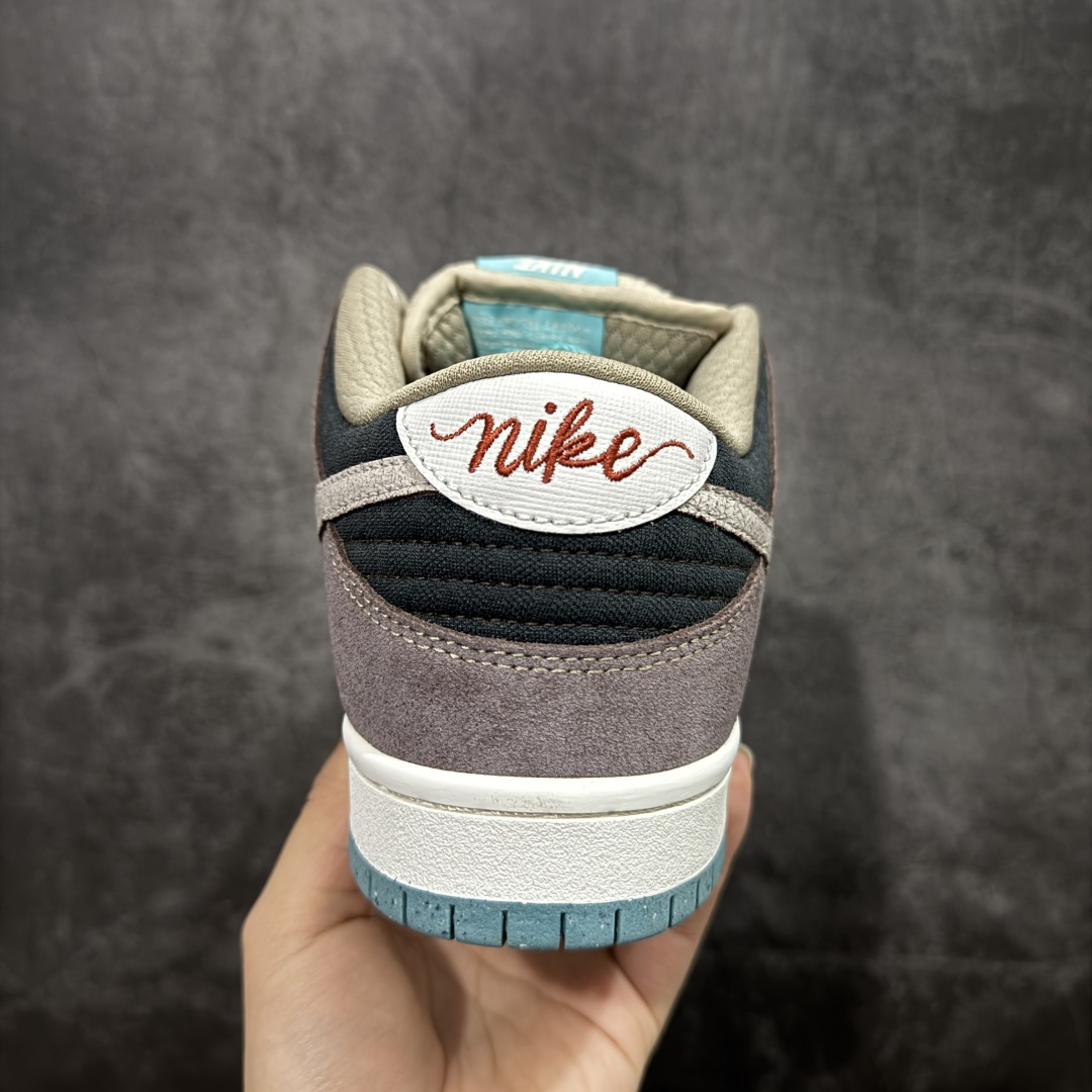 图片[4]-【纯原Z版】NK SB Dunk Low \”Big Money Savings\” 棕灰 货号：FZ3129-200 该鞋款整体以大地色为主色调，鞋面采用帆布、麂皮、织物等多种材质拼接打造，营造出\”What The\”氛围。质感方面绝对没得说！鞋身中部采用银色呈现，并带有特殊的花卉纹路细节，营造出奢华的氛围。Swoosh似乎也采用了\”裂纹\”工艺打造。鞋带部分采用了特殊的麻质编织工艺设计，为鞋款带来一丝粗犷的感觉，鞋舌标签部分则以蒂芙尼蓝色点缀。鞋舌内侧还带有特殊的促销购物小票，上面印有\”BIG MONEY SAVINGS\”（大减价）等字样，与鞋款主题相呼应。 尺码：36 36.5 37.5 38 38.5 39 40 40.5 41 42 42.5 43 44 44.5 45 46 47.5-选品中心
