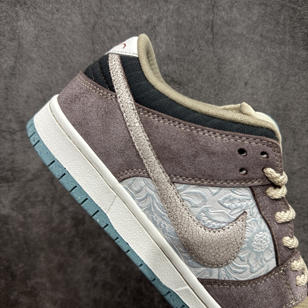 图片[7]-【纯原Z版】NK SB Dunk Low \”Big Money Savings\” 棕灰 货号：FZ3129-200 该鞋款整体以大地色为主色调，鞋面采用帆布、麂皮、织物等多种材质拼接打造，营造出\”What The\”氛围。质感方面绝对没得说！鞋身中部采用银色呈现，并带有特殊的花卉纹路细节，营造出奢华的氛围。Swoosh似乎也采用了\”裂纹\”工艺打造。鞋带部分采用了特殊的麻质编织工艺设计，为鞋款带来一丝粗犷的感觉，鞋舌标签部分则以蒂芙尼蓝色点缀。鞋舌内侧还带有特殊的促销购物小票，上面印有\”BIG MONEY SAVINGS\”（大减价）等字样，与鞋款主题相呼应。 尺码：36 36.5 37.5 38 38.5 39 40 40.5 41 42 42.5 43 44 44.5 45 46 47.5-选品中心