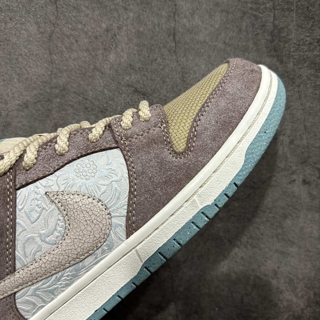 图片[6]-【纯原Z版】NK SB Dunk Low \”Big Money Savings\” 棕灰 货号：FZ3129-200 该鞋款整体以大地色为主色调，鞋面采用帆布、麂皮、织物等多种材质拼接打造，营造出\”What The\”氛围。质感方面绝对没得说！鞋身中部采用银色呈现，并带有特殊的花卉纹路细节，营造出奢华的氛围。Swoosh似乎也采用了\”裂纹\”工艺打造。鞋带部分采用了特殊的麻质编织工艺设计，为鞋款带来一丝粗犷的感觉，鞋舌标签部分则以蒂芙尼蓝色点缀。鞋舌内侧还带有特殊的促销购物小票，上面印有\”BIG MONEY SAVINGS\”（大减价）等字样，与鞋款主题相呼应。 尺码：36 36.5 37.5 38 38.5 39 40 40.5 41 42 42.5 43 44 44.5 45 46 47.5-选品中心