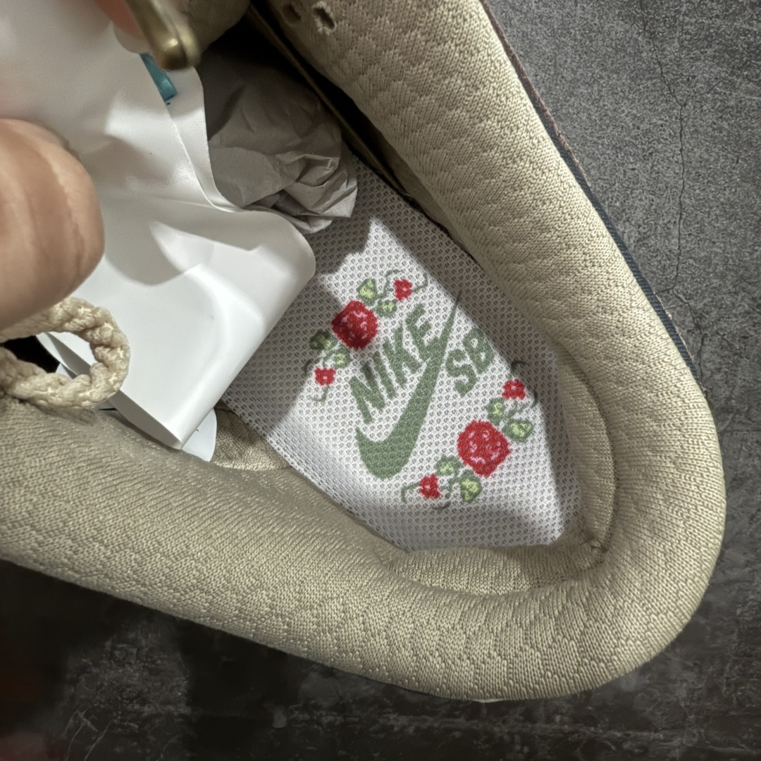 图片[8]-【纯原Z版】NK SB Dunk Low \”Big Money Savings\” 棕灰 货号：FZ3129-200 该鞋款整体以大地色为主色调，鞋面采用帆布、麂皮、织物等多种材质拼接打造，营造出\”What The\”氛围。质感方面绝对没得说！鞋身中部采用银色呈现，并带有特殊的花卉纹路细节，营造出奢华的氛围。Swoosh似乎也采用了\”裂纹\”工艺打造。鞋带部分采用了特殊的麻质编织工艺设计，为鞋款带来一丝粗犷的感觉，鞋舌标签部分则以蒂芙尼蓝色点缀。鞋舌内侧还带有特殊的促销购物小票，上面印有\”BIG MONEY SAVINGS\”（大减价）等字样，与鞋款主题相呼应。 尺码：36 36.5 37.5 38 38.5 39 40 40.5 41 42 42.5 43 44 44.5 45 46 47.5-选品中心