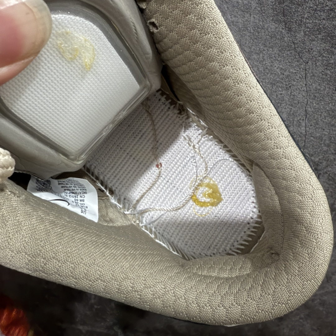 图片[9]-【纯原Z版】NK SB Dunk Low \”Big Money Savings\” 棕灰 货号：FZ3129-200 该鞋款整体以大地色为主色调，鞋面采用帆布、麂皮、织物等多种材质拼接打造，营造出\”What The\”氛围。质感方面绝对没得说！鞋身中部采用银色呈现，并带有特殊的花卉纹路细节，营造出奢华的氛围。Swoosh似乎也采用了\”裂纹\”工艺打造。鞋带部分采用了特殊的麻质编织工艺设计，为鞋款带来一丝粗犷的感觉，鞋舌标签部分则以蒂芙尼蓝色点缀。鞋舌内侧还带有特殊的促销购物小票，上面印有\”BIG MONEY SAVINGS\”（大减价）等字样，与鞋款主题相呼应。 尺码：36 36.5 37.5 38 38.5 39 40 40.5 41 42 42.5 43 44 44.5 45 46 47.5-选品中心