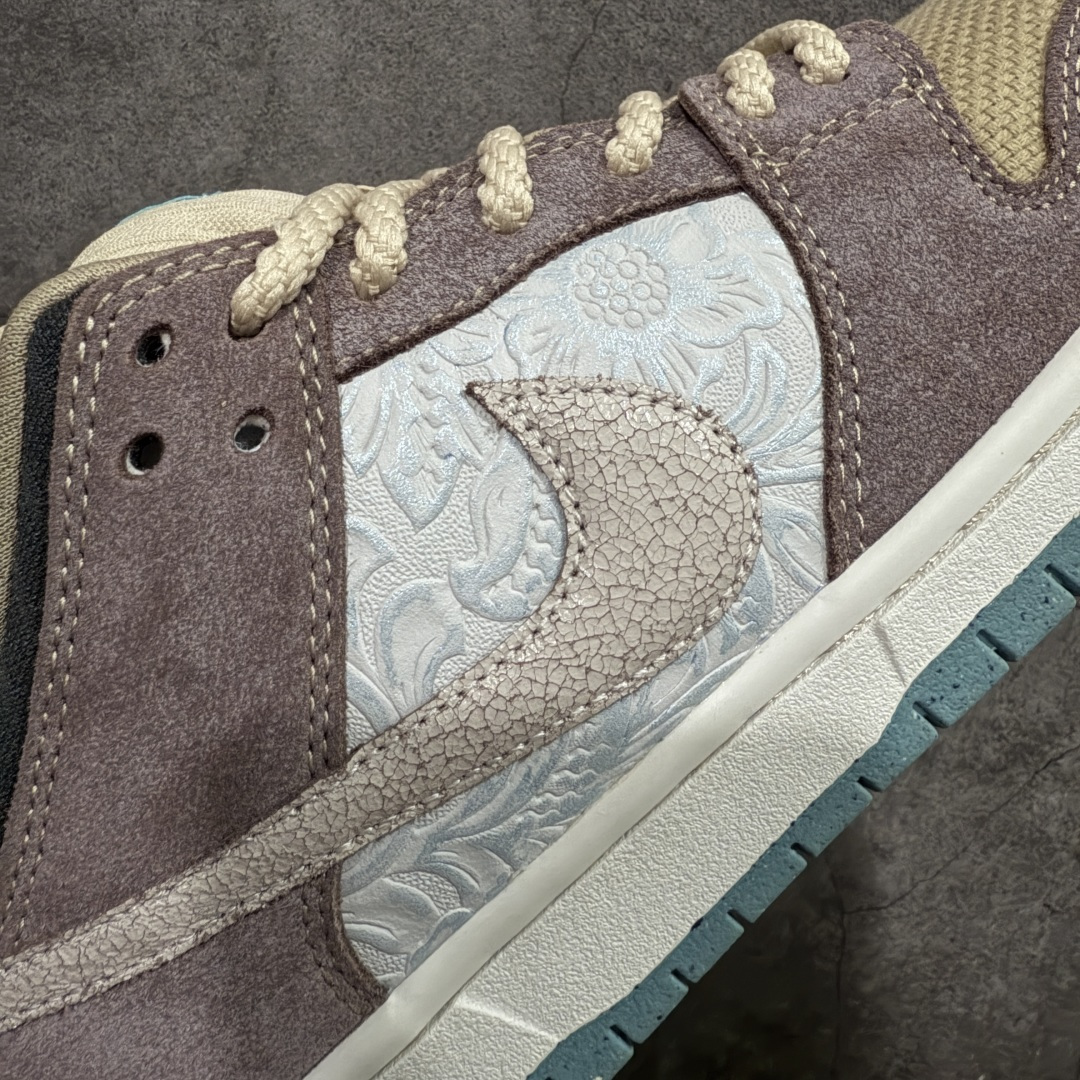 图片[3]-【纯原Z版】NK SB Dunk Low \”Big Money Savings\” 棕灰 货号：FZ3129-200 该鞋款整体以大地色为主色调，鞋面采用帆布、麂皮、织物等多种材质拼接打造，营造出\”What The\”氛围。质感方面绝对没得说！鞋身中部采用银色呈现，并带有特殊的花卉纹路细节，营造出奢华的氛围。Swoosh似乎也采用了\”裂纹\”工艺打造。鞋带部分采用了特殊的麻质编织工艺设计，为鞋款带来一丝粗犷的感觉，鞋舌标签部分则以蒂芙尼蓝色点缀。鞋舌内侧还带有特殊的促销购物小票，上面印有\”BIG MONEY SAVINGS\”（大减价）等字样，与鞋款主题相呼应。 尺码：36 36.5 37.5 38 38.5 39 40 40.5 41 42 42.5 43 44 44.5 45 46 47.5-选品中心