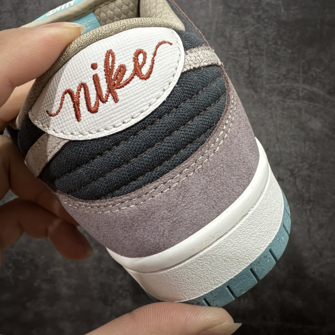图片[2]-【纯原Z版】NK SB Dunk Low \”Big Money Savings\” 棕灰 货号：FZ3129-200 该鞋款整体以大地色为主色调，鞋面采用帆布、麂皮、织物等多种材质拼接打造，营造出\”What The\”氛围。质感方面绝对没得说！鞋身中部采用银色呈现，并带有特殊的花卉纹路细节，营造出奢华的氛围。Swoosh似乎也采用了\”裂纹\”工艺打造。鞋带部分采用了特殊的麻质编织工艺设计，为鞋款带来一丝粗犷的感觉，鞋舌标签部分则以蒂芙尼蓝色点缀。鞋舌内侧还带有特殊的促销购物小票，上面印有\”BIG MONEY SAVINGS\”（大减价）等字样，与鞋款主题相呼应。 尺码：36 36.5 37.5 38 38.5 39 40 40.5 41 42 42.5 43 44 44.5 45 46 47.5-选品中心