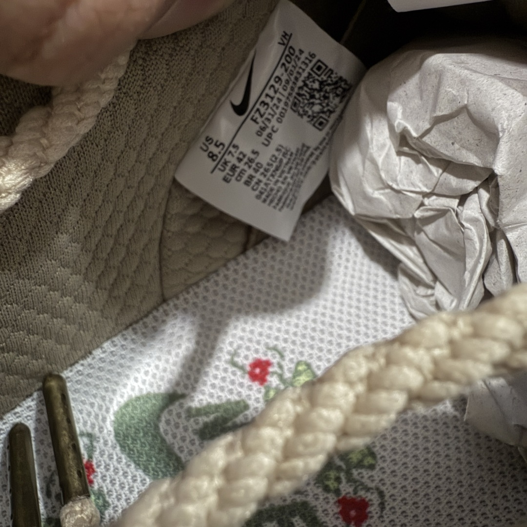 图片[7]-【纯原Z版】NK SB Dunk Low \”Big Money Savings\” 棕灰 货号：FZ3129-200 该鞋款整体以大地色为主色调，鞋面采用帆布、麂皮、织物等多种材质拼接打造，营造出\”What The\”氛围。质感方面绝对没得说！鞋身中部采用银色呈现，并带有特殊的花卉纹路细节，营造出奢华的氛围。Swoosh似乎也采用了\”裂纹\”工艺打造。鞋带部分采用了特殊的麻质编织工艺设计，为鞋款带来一丝粗犷的感觉，鞋舌标签部分则以蒂芙尼蓝色点缀。鞋舌内侧还带有特殊的促销购物小票，上面印有\”BIG MONEY SAVINGS\”（大减价）等字样，与鞋款主题相呼应。 尺码：36 36.5 37.5 38 38.5 39 40 40.5 41 42 42.5 43 44 44.5 45 46 47.5-选品中心