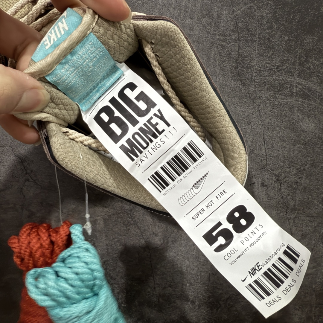 图片[6]-【纯原Z版】NK SB Dunk Low \”Big Money Savings\” 棕灰 货号：FZ3129-200 该鞋款整体以大地色为主色调，鞋面采用帆布、麂皮、织物等多种材质拼接打造，营造出\”What The\”氛围。质感方面绝对没得说！鞋身中部采用银色呈现，并带有特殊的花卉纹路细节，营造出奢华的氛围。Swoosh似乎也采用了\”裂纹\”工艺打造。鞋带部分采用了特殊的麻质编织工艺设计，为鞋款带来一丝粗犷的感觉，鞋舌标签部分则以蒂芙尼蓝色点缀。鞋舌内侧还带有特殊的促销购物小票，上面印有\”BIG MONEY SAVINGS\”（大减价）等字样，与鞋款主题相呼应。 尺码：36 36.5 37.5 38 38.5 39 40 40.5 41 42 42.5 43 44 44.5 45 46 47.5-选品中心