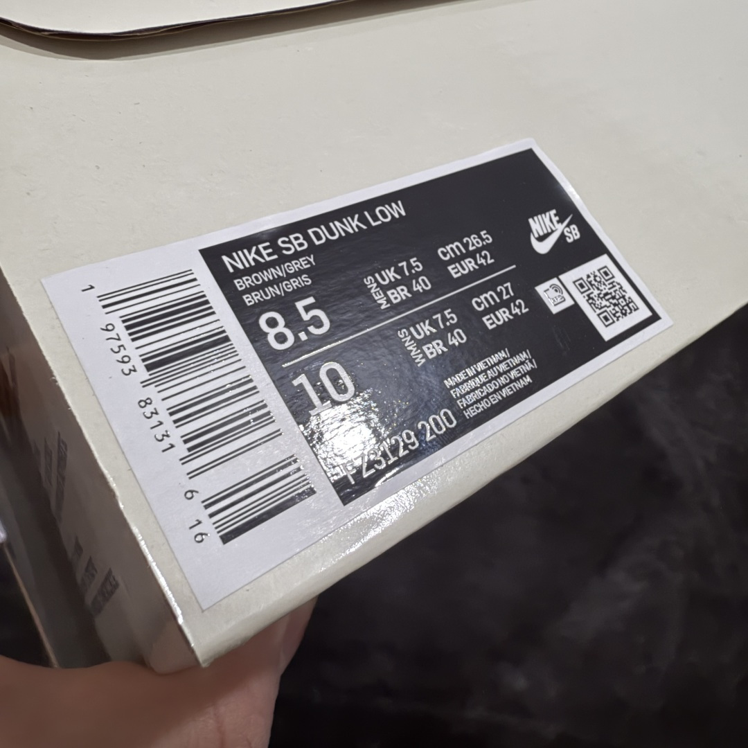 图片[10]-【纯原Z版】NK SB Dunk Low \”Big Money Savings\” 棕灰 货号：FZ3129-200 该鞋款整体以大地色为主色调，鞋面采用帆布、麂皮、织物等多种材质拼接打造，营造出\”What The\”氛围。质感方面绝对没得说！鞋身中部采用银色呈现，并带有特殊的花卉纹路细节，营造出奢华的氛围。Swoosh似乎也采用了\”裂纹\”工艺打造。鞋带部分采用了特殊的麻质编织工艺设计，为鞋款带来一丝粗犷的感觉，鞋舌标签部分则以蒂芙尼蓝色点缀。鞋舌内侧还带有特殊的促销购物小票，上面印有\”BIG MONEY SAVINGS\”（大减价）等字样，与鞋款主题相呼应。 尺码：36 36.5 37.5 38 38.5 39 40 40.5 41 42 42.5 43 44 44.5 45 46 47.5-选品中心