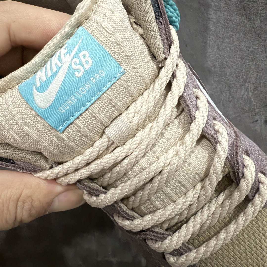 图片[5]-【纯原Z版】NK SB Dunk Low \”Big Money Savings\” 棕灰 货号：FZ3129-200 该鞋款整体以大地色为主色调，鞋面采用帆布、麂皮、织物等多种材质拼接打造，营造出\”What The\”氛围。质感方面绝对没得说！鞋身中部采用银色呈现，并带有特殊的花卉纹路细节，营造出奢华的氛围。Swoosh似乎也采用了\”裂纹\”工艺打造。鞋带部分采用了特殊的麻质编织工艺设计，为鞋款带来一丝粗犷的感觉，鞋舌标签部分则以蒂芙尼蓝色点缀。鞋舌内侧还带有特殊的促销购物小票，上面印有\”BIG MONEY SAVINGS\”（大减价）等字样，与鞋款主题相呼应。 尺码：36 36.5 37.5 38 38.5 39 40 40.5 41 42 42.5 43 44 44.5 45 46 47.5-选品中心