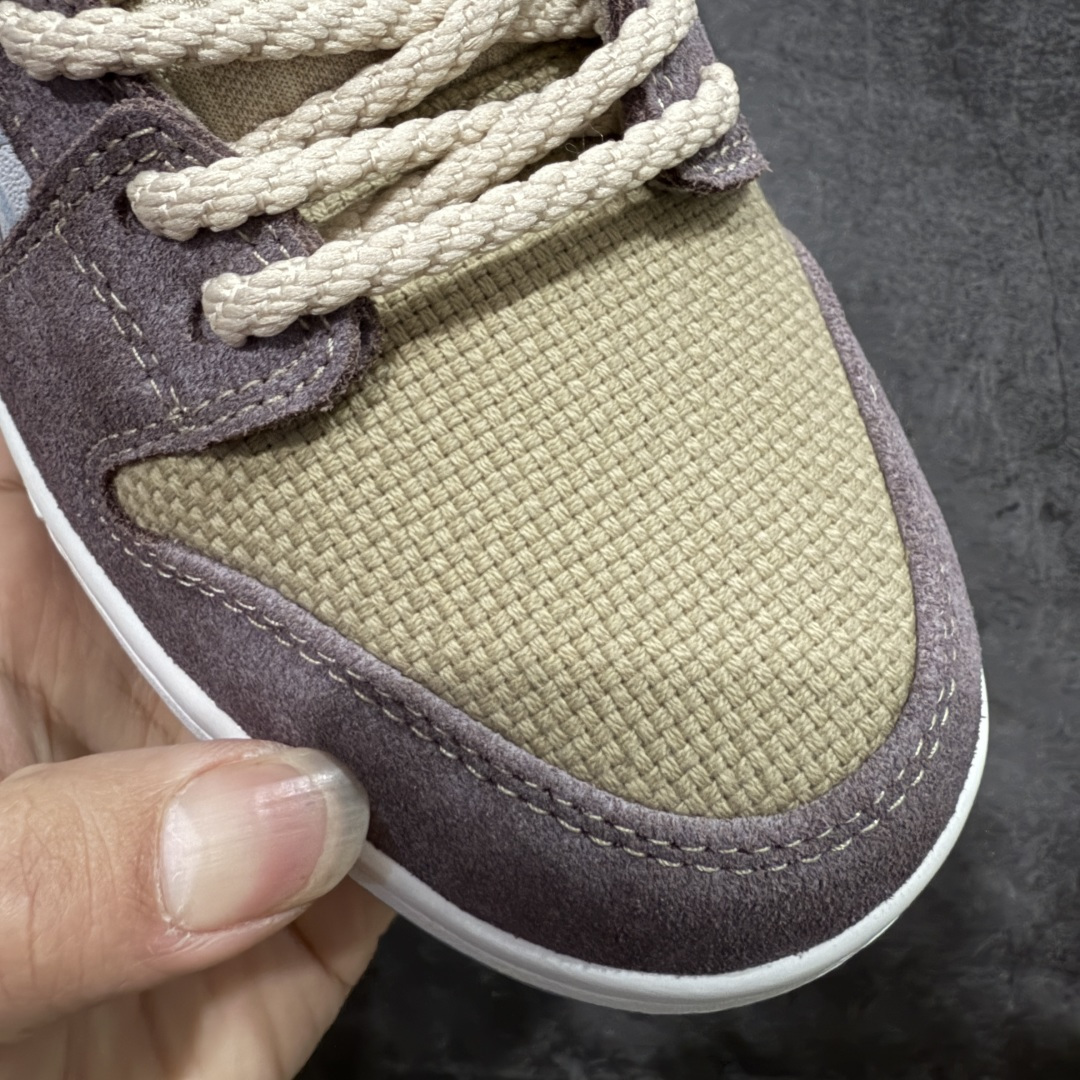 图片[4]-【纯原Z版】NK SB Dunk Low \”Big Money Savings\” 棕灰 货号：FZ3129-200 该鞋款整体以大地色为主色调，鞋面采用帆布、麂皮、织物等多种材质拼接打造，营造出\”What The\”氛围。质感方面绝对没得说！鞋身中部采用银色呈现，并带有特殊的花卉纹路细节，营造出奢华的氛围。Swoosh似乎也采用了\”裂纹\”工艺打造。鞋带部分采用了特殊的麻质编织工艺设计，为鞋款带来一丝粗犷的感觉，鞋舌标签部分则以蒂芙尼蓝色点缀。鞋舌内侧还带有特殊的促销购物小票，上面印有\”BIG MONEY SAVINGS\”（大减价）等字样，与鞋款主题相呼应。 尺码：36 36.5 37.5 38 38.5 39 40 40.5 41 42 42.5 43 44 44.5 45 46 47.5-选品中心