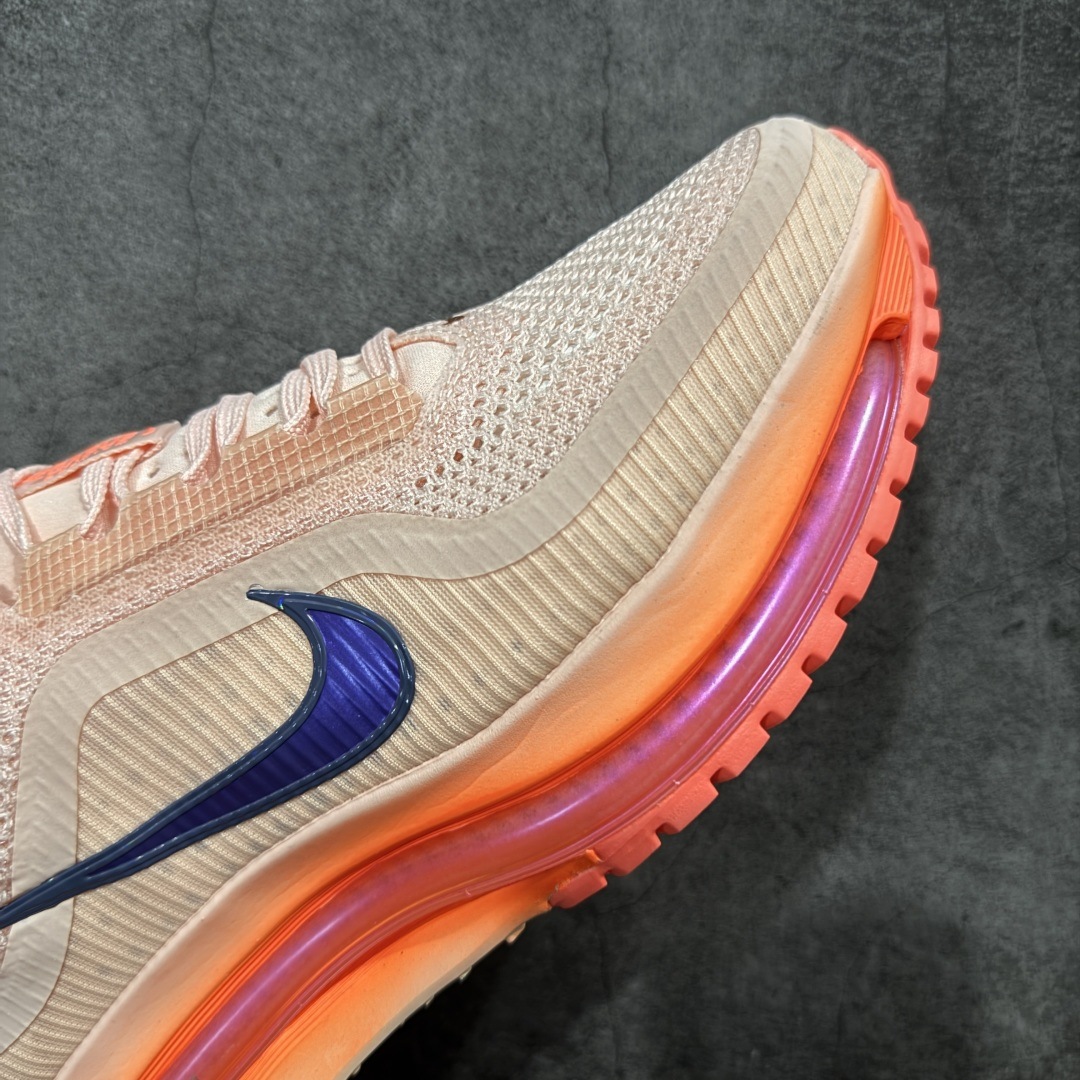 图片[6]-【XE纯原版】Nike Pegasus Premium Airscape 舒适百搭减震防滑耐磨透气 低帮跑步鞋     目前市场最强品质 原版购入开发 一切材质配件均匀原版一致 完美版型 高端玩家必推版本 高价零售必推版本 欢迎对比市面任意版本‼️ 这双鞋简直是时尚与科技的完美融合。 经典黑色鞋面，质感爆棚，搭配超亮眼的银色大勾子，瞬间成为街头焦点。 鞋侧独特小吊牌，细节满满，个性直接拉满。  脚下的全掌气垫更是亮点，红黑配色超吸睛，不仅颜值在线，缓震性能更是一绝。 不管是日常出街还是慢跑锻炼，都能给双脚极致舒适体验。  码数超全，36 – 46 码任你选！别犹豫啦，穿上它，轻松走出潮流范，开启你的时尚运动新旅程！   #独家原包 原底原料 开模打造  #原厂鞋标 高精密准度  #原楦原纸板开发 匹配原版98%以上  #后跟弧度 正确呈现  #原厂皮料 质感无敌  #皮料切割干净 无任何毛边 清洁度细节完美  货号：II6308-600 码段：36-46-选品中心