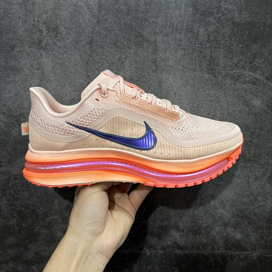 【XE纯原版】Nike Pegasus Premium Airscape 舒适百搭减震防滑耐磨透气 低帮跑步鞋     目前市场最强品质 原版购入开发 一切材质配件均匀原版一致 完美版型 高端玩家必推版本 高价零售必推版本 欢迎对比市面任意版本‼️ 这双鞋简直是时尚与科技的完美融合。 经典黑色鞋面，质感爆棚，搭配超亮眼的银色大勾子，瞬间成为街头焦点。 鞋侧独特小吊牌，细节满满，个性直接拉满。  脚下的全掌气垫更是亮点，红黑配色超吸睛，不仅颜值在线，缓震性能更是一绝。 不管是日常出街还是慢跑锻炼，都能给双脚极致舒适体验。  码数超全，36 - 46 码任你选！别犹豫啦，穿上它，轻松走出潮流范，开启你的时尚运动新旅程！   #独家原包 原底原料 开模打造  #原厂鞋标 高精密准度  #原楦原纸板开发 匹配原版98%以上  #后跟弧度 正确呈现  #原厂皮料 质感无敌  #皮料切割干净 无任何毛边 清洁度细节完美  货号：II6308-600 码段：36-46-选品中心