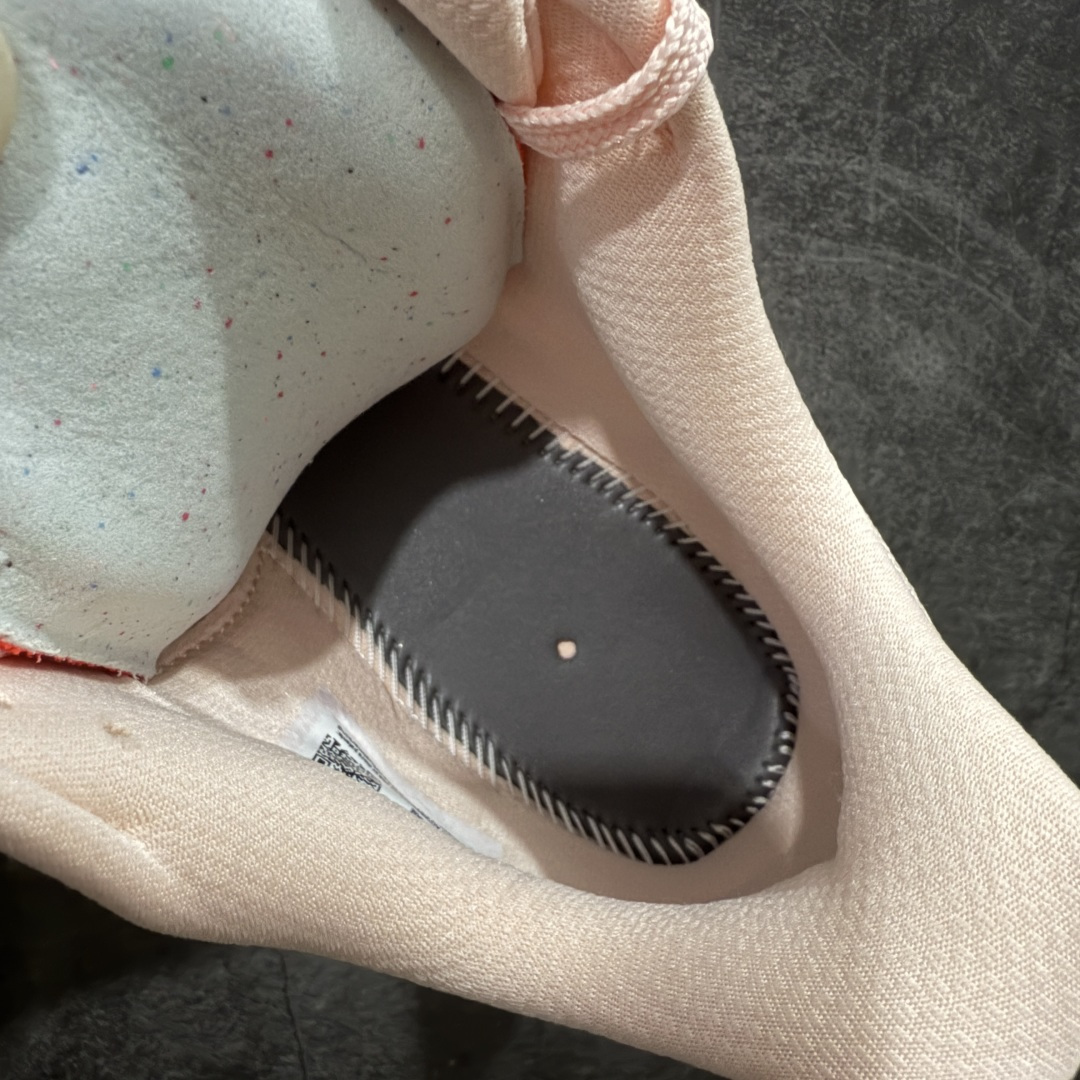 图片[8]-【XE纯原版】Nike Pegasus Premium Airscape 舒适百搭减震防滑耐磨透气 低帮跑步鞋     目前市场最强品质 原版购入开发 一切材质配件均匀原版一致 完美版型 高端玩家必推版本 高价零售必推版本 欢迎对比市面任意版本‼️ 这双鞋简直是时尚与科技的完美融合。 经典黑色鞋面，质感爆棚，搭配超亮眼的银色大勾子，瞬间成为街头焦点。 鞋侧独特小吊牌，细节满满，个性直接拉满。  脚下的全掌气垫更是亮点，红黑配色超吸睛，不仅颜值在线，缓震性能更是一绝。 不管是日常出街还是慢跑锻炼，都能给双脚极致舒适体验。  码数超全，36 – 46 码任你选！别犹豫啦，穿上它，轻松走出潮流范，开启你的时尚运动新旅程！   #独家原包 原底原料 开模打造  #原厂鞋标 高精密准度  #原楦原纸板开发 匹配原版98%以上  #后跟弧度 正确呈现  #原厂皮料 质感无敌  #皮料切割干净 无任何毛边 清洁度细节完美  货号：II6308-600 码段：36-46-选品中心