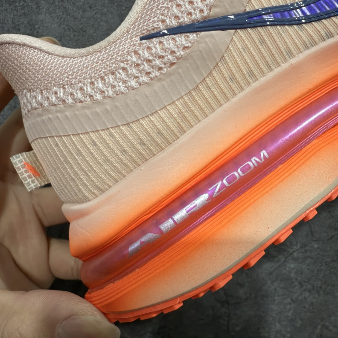 图片[3]-【XE纯原版】Nike Pegasus Premium Airscape 舒适百搭减震防滑耐磨透气 低帮跑步鞋     目前市场最强品质 原版购入开发 一切材质配件均匀原版一致 完美版型 高端玩家必推版本 高价零售必推版本 欢迎对比市面任意版本‼️ 这双鞋简直是时尚与科技的完美融合。 经典黑色鞋面，质感爆棚，搭配超亮眼的银色大勾子，瞬间成为街头焦点。 鞋侧独特小吊牌，细节满满，个性直接拉满。  脚下的全掌气垫更是亮点，红黑配色超吸睛，不仅颜值在线，缓震性能更是一绝。 不管是日常出街还是慢跑锻炼，都能给双脚极致舒适体验。  码数超全，36 – 46 码任你选！别犹豫啦，穿上它，轻松走出潮流范，开启你的时尚运动新旅程！   #独家原包 原底原料 开模打造  #原厂鞋标 高精密准度  #原楦原纸板开发 匹配原版98%以上  #后跟弧度 正确呈现  #原厂皮料 质感无敌  #皮料切割干净 无任何毛边 清洁度细节完美  货号：II6308-600 码段：36-46-选品中心