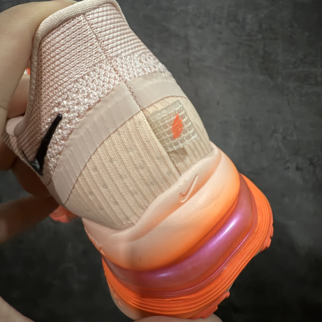 图片[2]-【XE纯原版】Nike Pegasus Premium Airscape 舒适百搭减震防滑耐磨透气 低帮跑步鞋     目前市场最强品质 原版购入开发 一切材质配件均匀原版一致 完美版型 高端玩家必推版本 高价零售必推版本 欢迎对比市面任意版本‼️ 这双鞋简直是时尚与科技的完美融合。 经典黑色鞋面，质感爆棚，搭配超亮眼的银色大勾子，瞬间成为街头焦点。 鞋侧独特小吊牌，细节满满，个性直接拉满。  脚下的全掌气垫更是亮点，红黑配色超吸睛，不仅颜值在线，缓震性能更是一绝。 不管是日常出街还是慢跑锻炼，都能给双脚极致舒适体验。  码数超全，36 – 46 码任你选！别犹豫啦，穿上它，轻松走出潮流范，开启你的时尚运动新旅程！   #独家原包 原底原料 开模打造  #原厂鞋标 高精密准度  #原楦原纸板开发 匹配原版98%以上  #后跟弧度 正确呈现  #原厂皮料 质感无敌  #皮料切割干净 无任何毛边 清洁度细节完美  货号：II6308-600 码段：36-46-选品中心