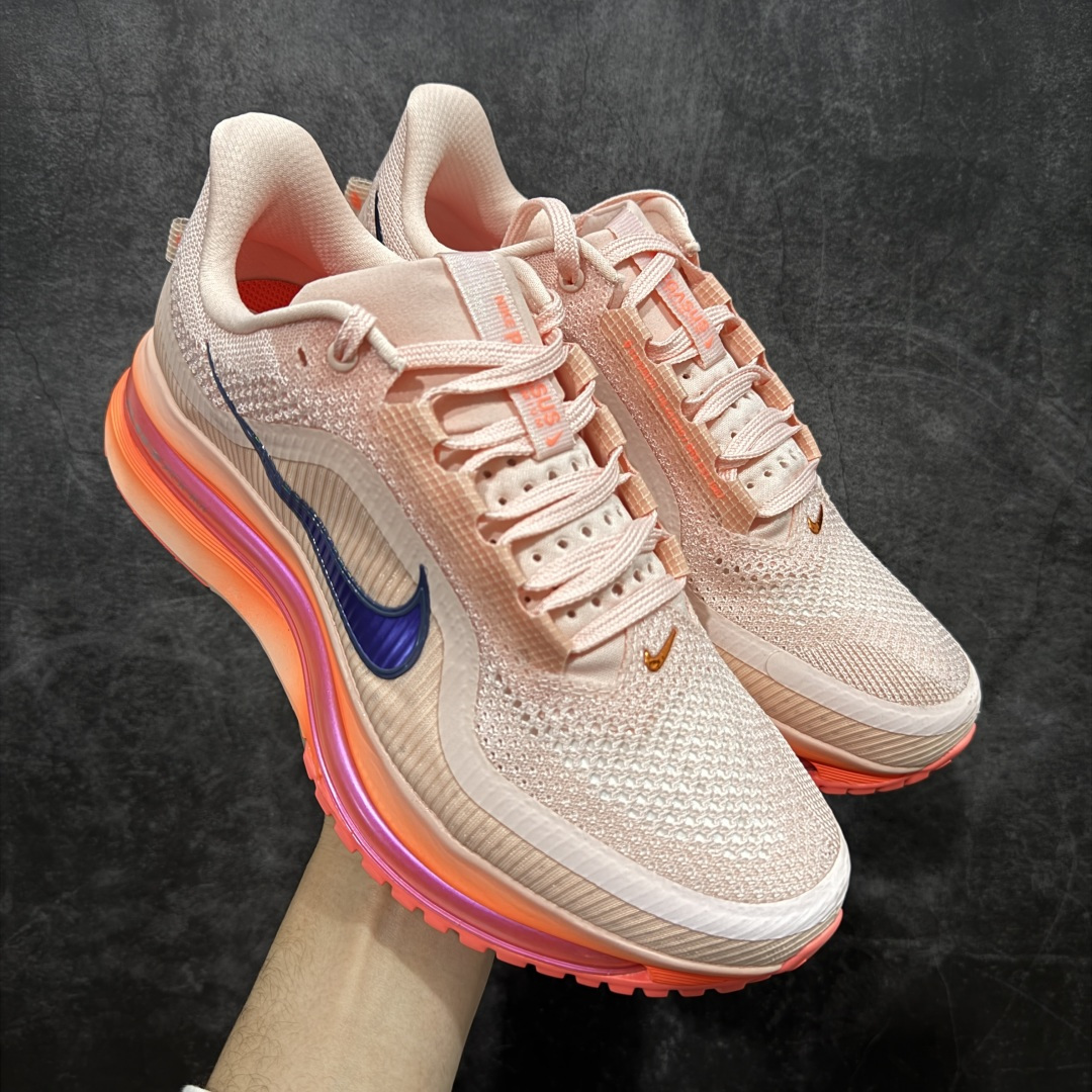【XE纯原版】Nike Pegasus Premium Airscape 舒适百搭减震防滑耐磨透气 低帮跑步鞋     目前市场最强品质 原版购入开发 一切材质配件均匀原版一致 完美版型 高端玩家必推版本 高价零售必推版本 欢迎对比市面任意版本‼️ 这双鞋简直是时尚与科技的完美融合。 经典黑色鞋面，质感爆棚，搭配超亮眼的银色大勾子，瞬间成为街头焦点。 鞋侧独特小吊牌，细节满满，个性直接拉满。  脚下的全掌气垫更是亮点，红黑配色超吸睛，不仅颜值在线，缓震性能更是一绝。 不管是日常出街还是慢跑锻炼，都能给双脚极致舒适体验。  码数超全，36 - 46 码任你选！别犹豫啦，穿上它，轻松走出潮流范，开启你的时尚运动新旅程！   #独家原包 原底原料 开模打造  #原厂鞋标 高精密准度  #原楦原纸板开发 匹配原版98%以上  #后跟弧度 正确呈现  #原厂皮料 质感无敌  #皮料切割干净 无任何毛边 清洁度细节完美  货号：II6308-600 码段：36-46-选品中心