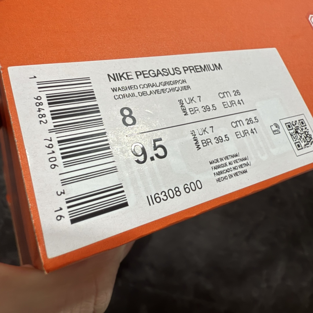 图片[10]-【XE纯原版】Nike Pegasus Premium Airscape 舒适百搭减震防滑耐磨透气 低帮跑步鞋     目前市场最强品质 原版购入开发 一切材质配件均匀原版一致 完美版型 高端玩家必推版本 高价零售必推版本 欢迎对比市面任意版本‼️ 这双鞋简直是时尚与科技的完美融合。 经典黑色鞋面，质感爆棚，搭配超亮眼的银色大勾子，瞬间成为街头焦点。 鞋侧独特小吊牌，细节满满，个性直接拉满。  脚下的全掌气垫更是亮点，红黑配色超吸睛，不仅颜值在线，缓震性能更是一绝。 不管是日常出街还是慢跑锻炼，都能给双脚极致舒适体验。  码数超全，36 – 46 码任你选！别犹豫啦，穿上它，轻松走出潮流范，开启你的时尚运动新旅程！   #独家原包 原底原料 开模打造  #原厂鞋标 高精密准度  #原楦原纸板开发 匹配原版98%以上  #后跟弧度 正确呈现  #原厂皮料 质感无敌  #皮料切割干净 无任何毛边 清洁度细节完美  货号：II6308-600 码段：36-46-选品中心