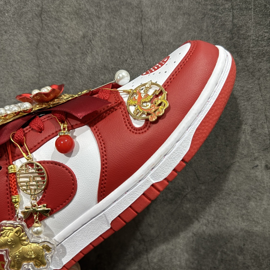 图片[6]-【纯原礼盒版本】Air Jordan 1 Low\”Wedding\”乔丹AJ1低帮婚鞋 马年限定 货号：CU1727-100 该定制版球鞋选用原鞋款为Dunk系列球鞋，灵感来自中式婚庆，保留原鞋灰白红基调的基础上，叠加红色丝绒鞋带、增加整体的质感。配饰有双喜金属小挂件，再次呼应主题，呈现出中式婚礼的喜庆、庄重、雅致！鞋面金属挂件及鞋头喜字均可拆卸，同时满足婚庆和日常穿搭需求。本产品所有图片均为实物拍摄，受环境、设备影响会存在微小的色彩差异。定制球鞋均为纯手工定制，满足日常穿戴需求，穿着过程尽量避免剧烈运动和锐物划伤、避免使用高浓度的有机溶剂进行擦洗。 尺码：35.5 36 36.5 37.5 38 38.5 39 40 40.5 41 42 42.5 43 44 44.5 45 46-选品中心