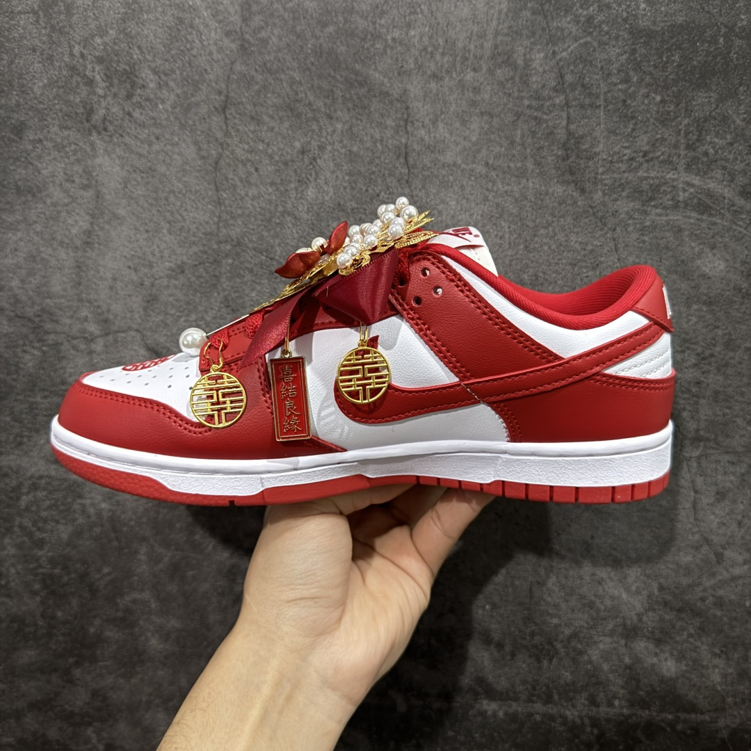 图片[2]-【纯原礼盒版本】Air Jordan 1 Low\”Wedding\”乔丹AJ1低帮婚鞋 马年限定 货号：CU1727-100 该定制版球鞋选用原鞋款为Dunk系列球鞋，灵感来自中式婚庆，保留原鞋灰白红基调的基础上，叠加红色丝绒鞋带、增加整体的质感。配饰有双喜金属小挂件，再次呼应主题，呈现出中式婚礼的喜庆、庄重、雅致！鞋面金属挂件及鞋头喜字均可拆卸，同时满足婚庆和日常穿搭需求。本产品所有图片均为实物拍摄，受环境、设备影响会存在微小的色彩差异。定制球鞋均为纯手工定制，满足日常穿戴需求，穿着过程尽量避免剧烈运动和锐物划伤、避免使用高浓度的有机溶剂进行擦洗。 尺码：35.5 36 36.5 37.5 38 38.5 39 40 40.5 41 42 42.5 43 44 44.5 45 46-选品中心