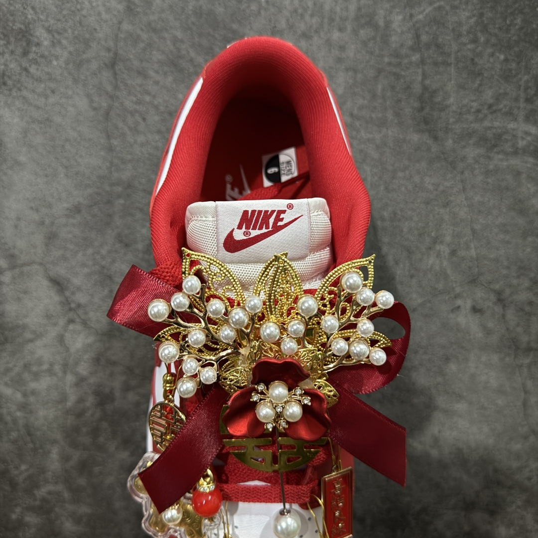 图片[8]-【纯原礼盒版本】Air Jordan 1 Low\”Wedding\”乔丹AJ1低帮婚鞋 马年限定 货号：CU1727-100 该定制版球鞋选用原鞋款为Dunk系列球鞋，灵感来自中式婚庆，保留原鞋灰白红基调的基础上，叠加红色丝绒鞋带、增加整体的质感。配饰有双喜金属小挂件，再次呼应主题，呈现出中式婚礼的喜庆、庄重、雅致！鞋面金属挂件及鞋头喜字均可拆卸，同时满足婚庆和日常穿搭需求。本产品所有图片均为实物拍摄，受环境、设备影响会存在微小的色彩差异。定制球鞋均为纯手工定制，满足日常穿戴需求，穿着过程尽量避免剧烈运动和锐物划伤、避免使用高浓度的有机溶剂进行擦洗。 尺码：35.5 36 36.5 37.5 38 38.5 39 40 40.5 41 42 42.5 43 44 44.5 45 46-选品中心
