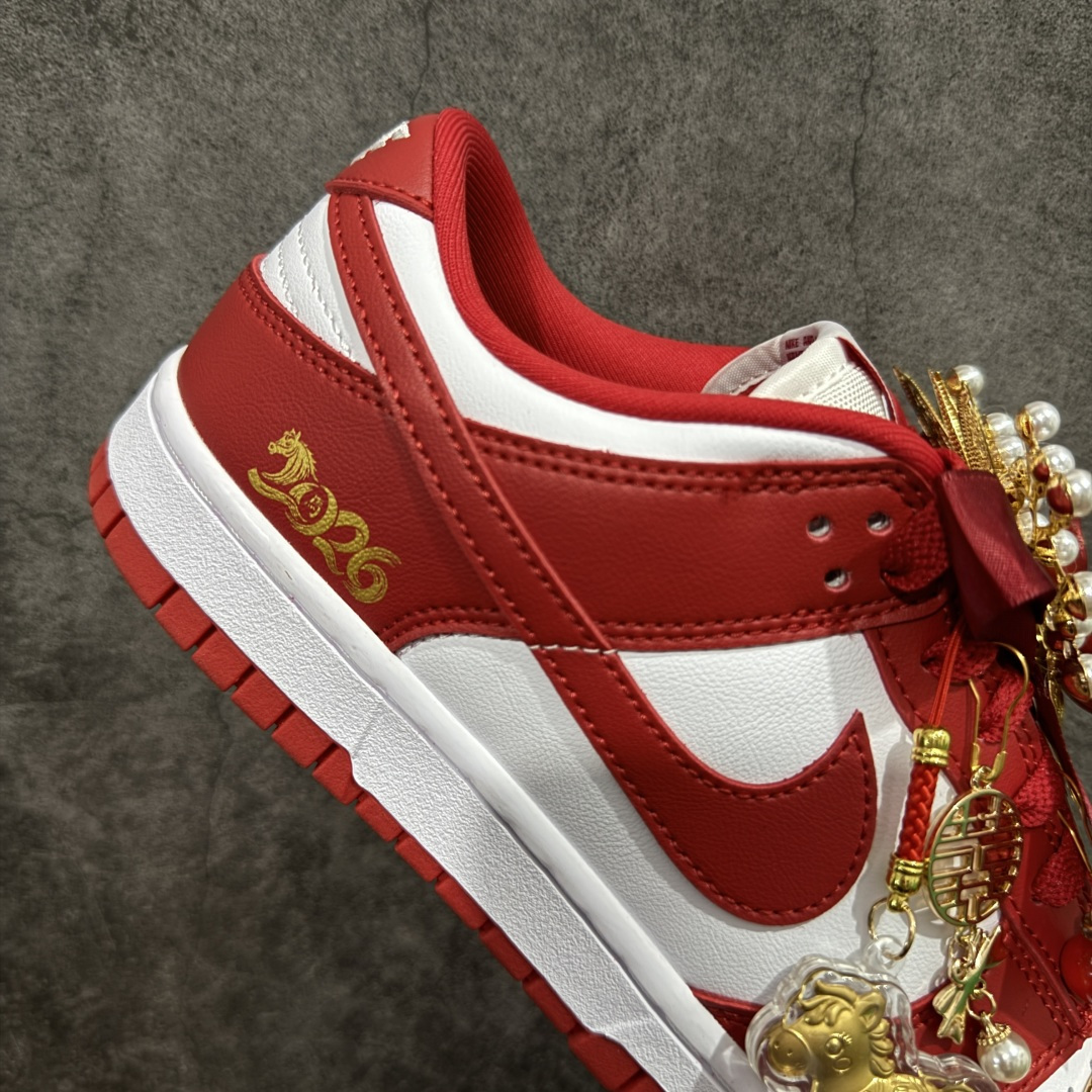 图片[7]-【纯原礼盒版本】Air Jordan 1 Low\”Wedding\”乔丹AJ1低帮婚鞋 马年限定 货号：CU1727-100 该定制版球鞋选用原鞋款为Dunk系列球鞋，灵感来自中式婚庆，保留原鞋灰白红基调的基础上，叠加红色丝绒鞋带、增加整体的质感。配饰有双喜金属小挂件，再次呼应主题，呈现出中式婚礼的喜庆、庄重、雅致！鞋面金属挂件及鞋头喜字均可拆卸，同时满足婚庆和日常穿搭需求。本产品所有图片均为实物拍摄，受环境、设备影响会存在微小的色彩差异。定制球鞋均为纯手工定制，满足日常穿戴需求，穿着过程尽量避免剧烈运动和锐物划伤、避免使用高浓度的有机溶剂进行擦洗。 尺码：35.5 36 36.5 37.5 38 38.5 39 40 40.5 41 42 42.5 43 44 44.5 45 46-选品中心