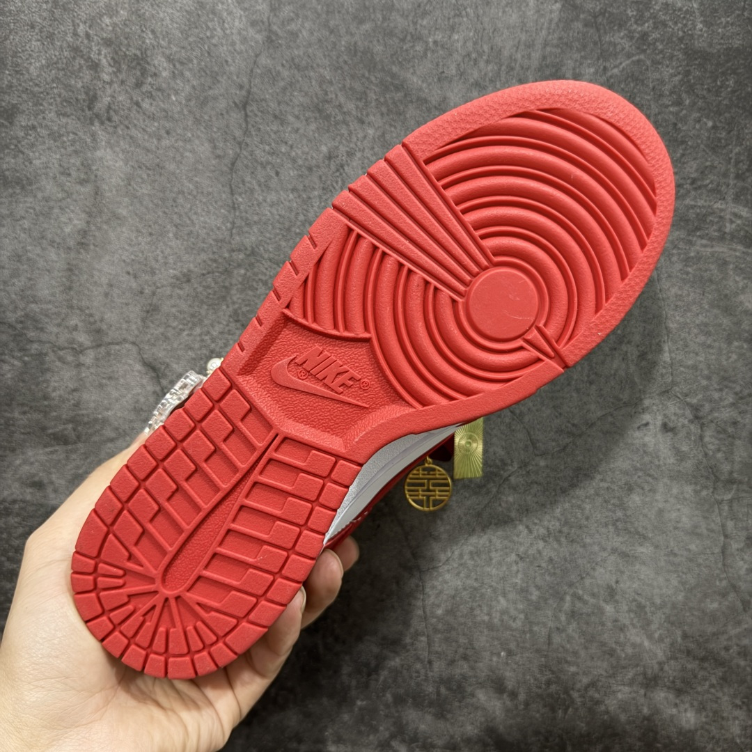 图片[9]-【纯原礼盒版本】Air Jordan 1 Low\”Wedding\”乔丹AJ1低帮婚鞋 马年限定 货号：CU1727-100 该定制版球鞋选用原鞋款为Dunk系列球鞋，灵感来自中式婚庆，保留原鞋灰白红基调的基础上，叠加红色丝绒鞋带、增加整体的质感。配饰有双喜金属小挂件，再次呼应主题，呈现出中式婚礼的喜庆、庄重、雅致！鞋面金属挂件及鞋头喜字均可拆卸，同时满足婚庆和日常穿搭需求。本产品所有图片均为实物拍摄，受环境、设备影响会存在微小的色彩差异。定制球鞋均为纯手工定制，满足日常穿戴需求，穿着过程尽量避免剧烈运动和锐物划伤、避免使用高浓度的有机溶剂进行擦洗。 尺码：35.5 36 36.5 37.5 38 38.5 39 40 40.5 41 42 42.5 43 44 44.5 45 46-选品中心