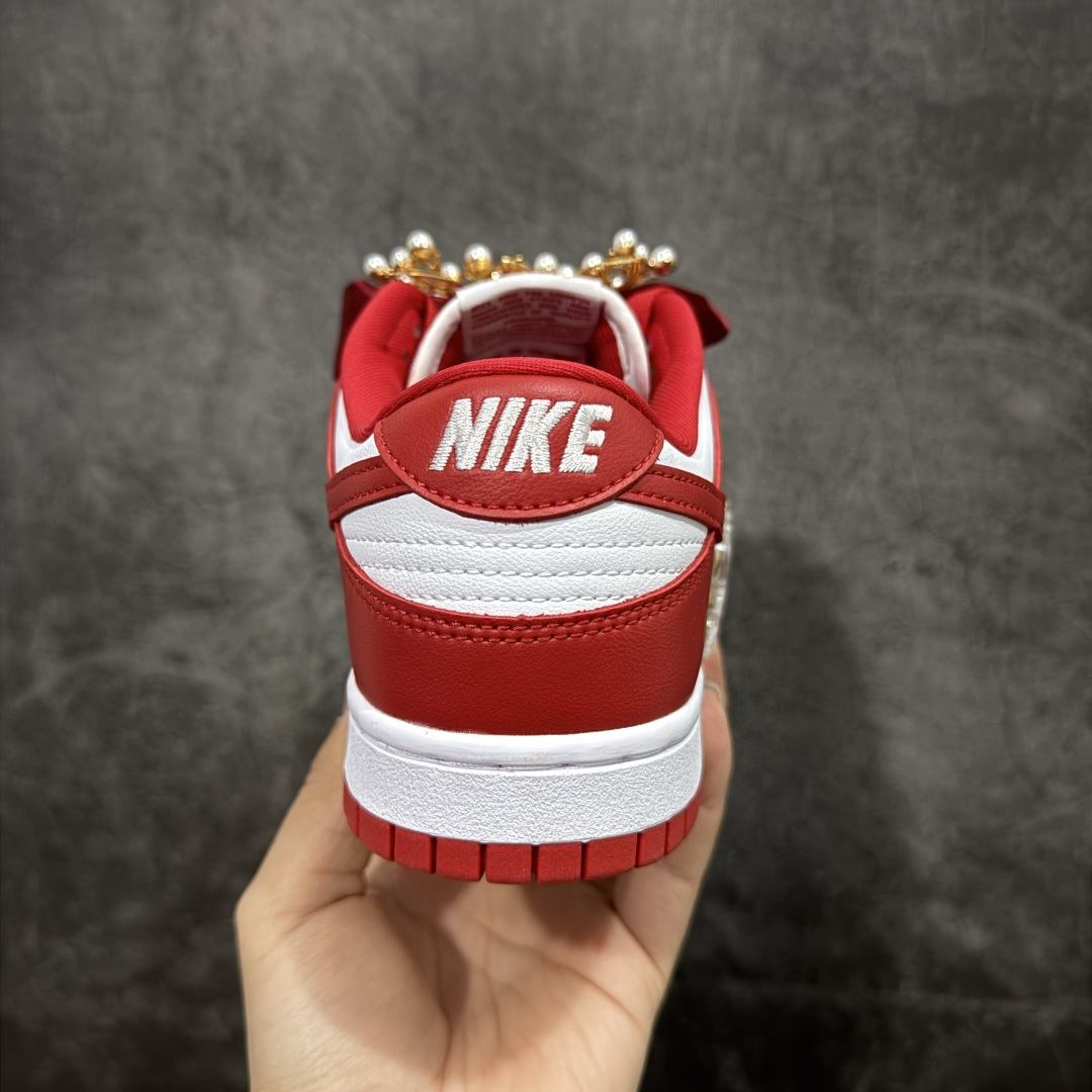 图片[4]-【纯原礼盒版本】Air Jordan 1 Low\”Wedding\”乔丹AJ1低帮婚鞋 马年限定 货号：CU1727-100 该定制版球鞋选用原鞋款为Dunk系列球鞋，灵感来自中式婚庆，保留原鞋灰白红基调的基础上，叠加红色丝绒鞋带、增加整体的质感。配饰有双喜金属小挂件，再次呼应主题，呈现出中式婚礼的喜庆、庄重、雅致！鞋面金属挂件及鞋头喜字均可拆卸，同时满足婚庆和日常穿搭需求。本产品所有图片均为实物拍摄，受环境、设备影响会存在微小的色彩差异。定制球鞋均为纯手工定制，满足日常穿戴需求，穿着过程尽量避免剧烈运动和锐物划伤、避免使用高浓度的有机溶剂进行擦洗。 尺码：35.5 36 36.5 37.5 38 38.5 39 40 40.5 41 42 42.5 43 44 44.5 45 46-选品中心