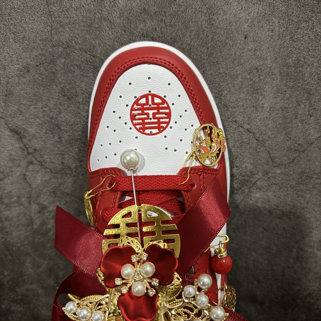 图片[5]-【纯原礼盒版本】Air Jordan 1 Low\”Wedding\”乔丹AJ1低帮婚鞋 马年限定 货号：CU1727-100 该定制版球鞋选用原鞋款为Dunk系列球鞋，灵感来自中式婚庆，保留原鞋灰白红基调的基础上，叠加红色丝绒鞋带、增加整体的质感。配饰有双喜金属小挂件，再次呼应主题，呈现出中式婚礼的喜庆、庄重、雅致！鞋面金属挂件及鞋头喜字均可拆卸，同时满足婚庆和日常穿搭需求。本产品所有图片均为实物拍摄，受环境、设备影响会存在微小的色彩差异。定制球鞋均为纯手工定制，满足日常穿戴需求，穿着过程尽量避免剧烈运动和锐物划伤、避免使用高浓度的有机溶剂进行擦洗。 尺码：35.5 36 36.5 37.5 38 38.5 39 40 40.5 41 42 42.5 43 44 44.5 45 46-选品中心