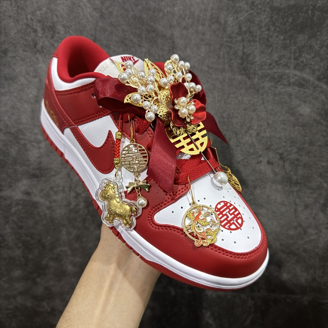 图片[3]-【纯原礼盒版本】Air Jordan 1 Low\”Wedding\”乔丹AJ1低帮婚鞋 马年限定 货号：CU1727-100 该定制版球鞋选用原鞋款为Dunk系列球鞋，灵感来自中式婚庆，保留原鞋灰白红基调的基础上，叠加红色丝绒鞋带、增加整体的质感。配饰有双喜金属小挂件，再次呼应主题，呈现出中式婚礼的喜庆、庄重、雅致！鞋面金属挂件及鞋头喜字均可拆卸，同时满足婚庆和日常穿搭需求。本产品所有图片均为实物拍摄，受环境、设备影响会存在微小的色彩差异。定制球鞋均为纯手工定制，满足日常穿戴需求，穿着过程尽量避免剧烈运动和锐物划伤、避免使用高浓度的有机溶剂进行擦洗。 尺码：35.5 36 36.5 37.5 38 38.5 39 40 40.5 41 42 42.5 43 44 44.5 45 46-选品中心