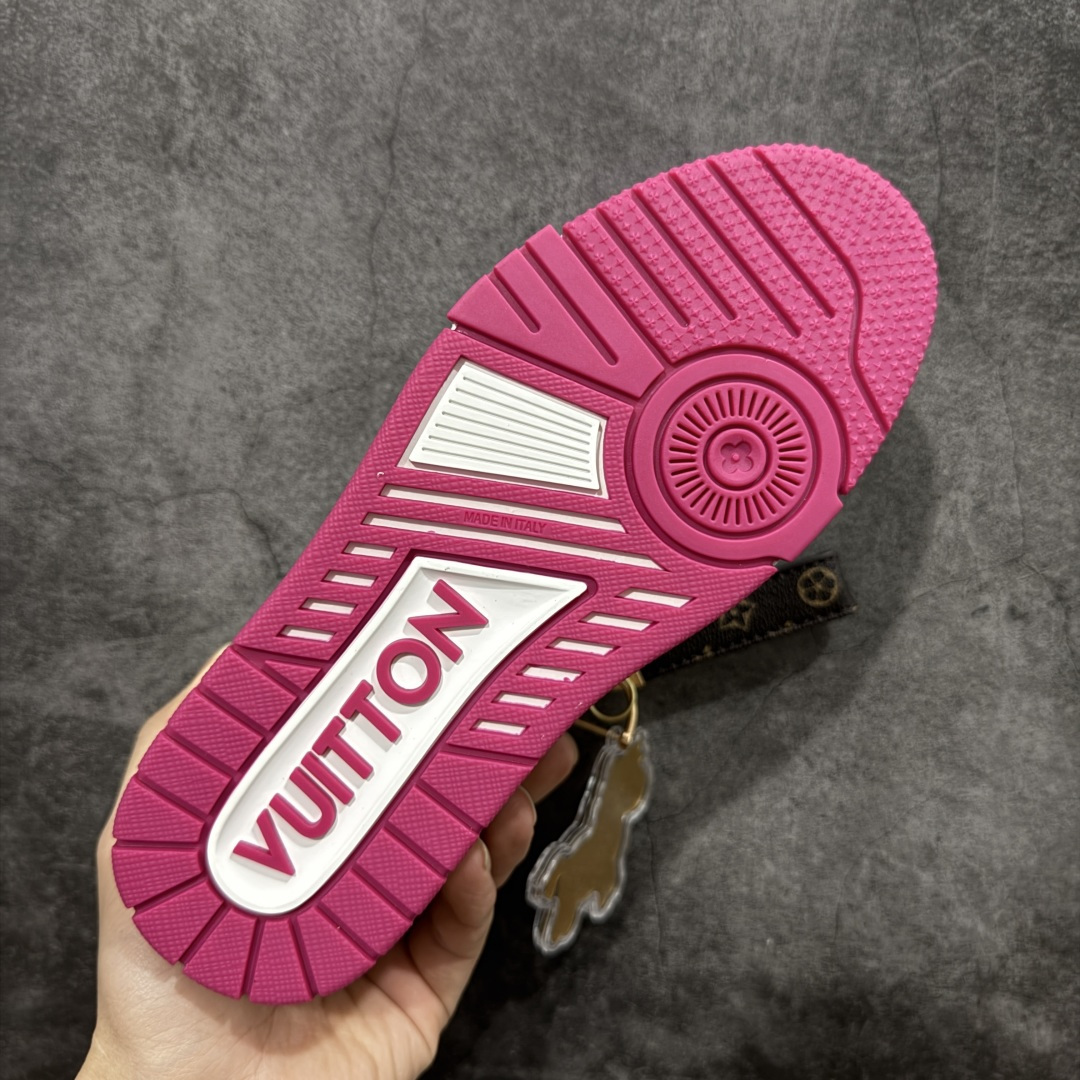 图片[9]-【YS纯原】广奢高端货 LOUIS VUITTON 路易威登 LV Trainer系列 ✦ 原楦原纸版开模，鞋型立体饱满 ✦ 零毛边、零溢胶、零线头瑕疵 ✦ 细节与原版一致 区分市面通货 ✦ 多层叠片＋电脑针车，针距密度一致 ✦ Monogram浮雕＋3D高频压纹 ✦ 多密度发泡中底：支撑回弹媲美专柜 ✦ 原装橡胶大底：含胶量高、纹路深、双拼接零偏差 ✦ ZP级原装包装：专柜款鞋盒＋防尘袋＋说明书 尺码：35-45-选品中心