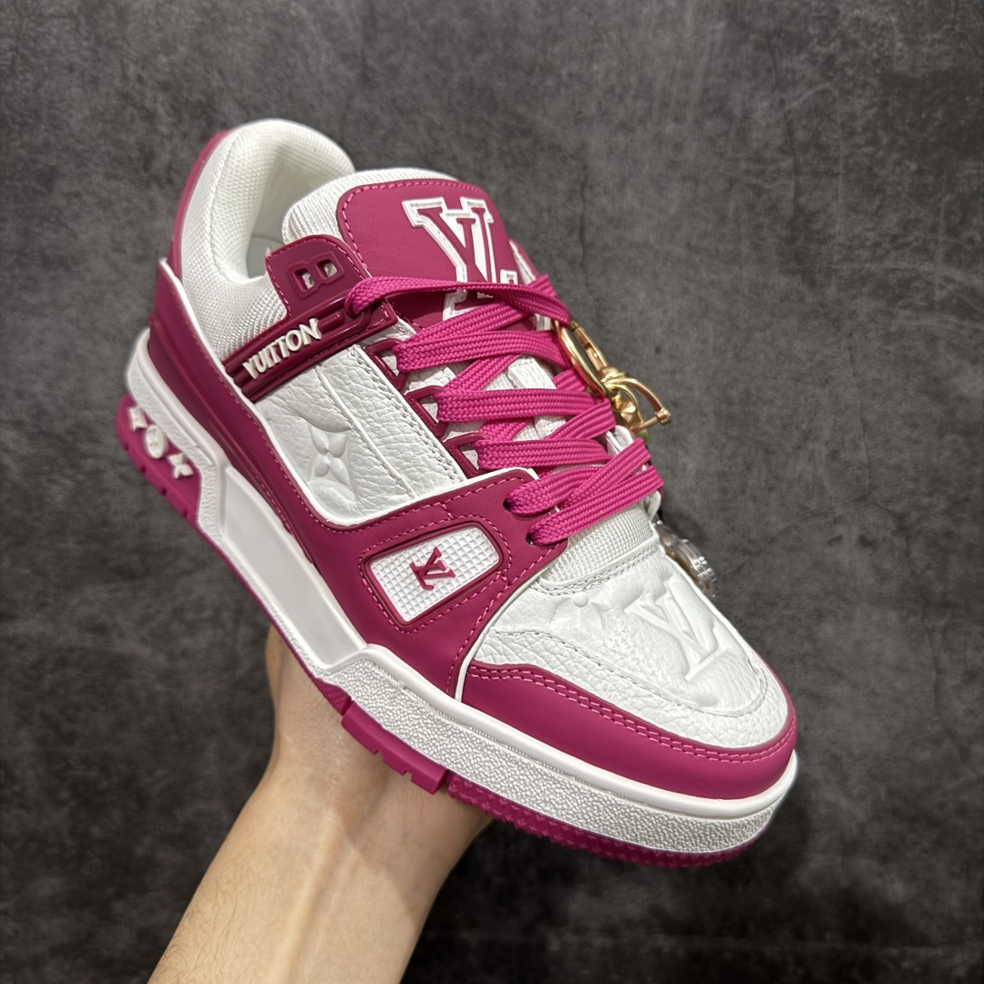 图片[3]-【YS纯原】广奢高端货 LOUIS VUITTON 路易威登 LV Trainer系列 ✦ 原楦原纸版开模，鞋型立体饱满 ✦ 零毛边、零溢胶、零线头瑕疵 ✦ 细节与原版一致 区分市面通货 ✦ 多层叠片＋电脑针车，针距密度一致 ✦ Monogram浮雕＋3D高频压纹 ✦ 多密度发泡中底：支撑回弹媲美专柜 ✦ 原装橡胶大底：含胶量高、纹路深、双拼接零偏差 ✦ ZP级原装包装：专柜款鞋盒＋防尘袋＋说明书 尺码：35-45-选品中心