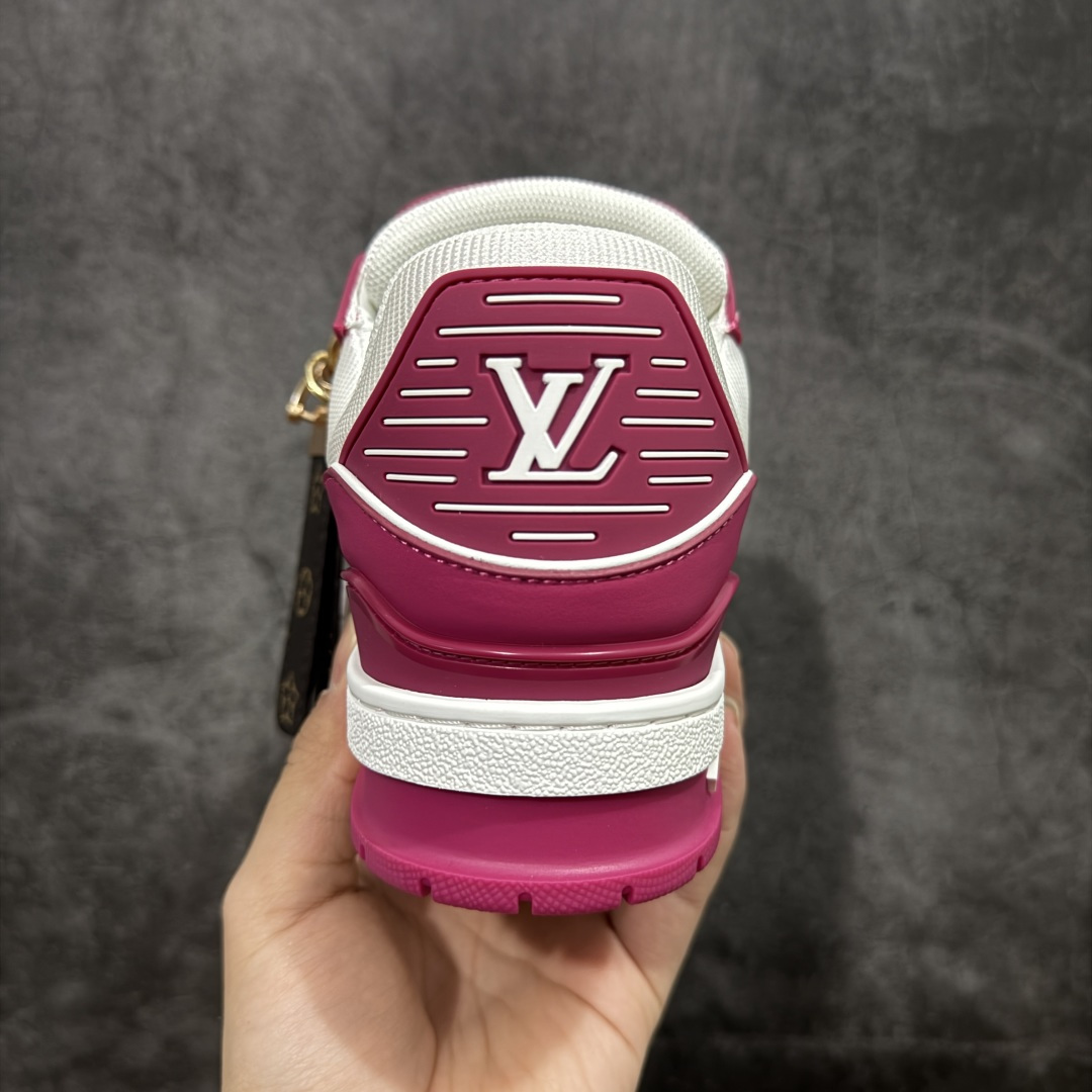 图片[4]-【YS纯原】广奢高端货 LOUIS VUITTON 路易威登 LV Trainer系列 ✦ 原楦原纸版开模，鞋型立体饱满 ✦ 零毛边、零溢胶、零线头瑕疵 ✦ 细节与原版一致 区分市面通货 ✦ 多层叠片＋电脑针车，针距密度一致 ✦ Monogram浮雕＋3D高频压纹 ✦ 多密度发泡中底：支撑回弹媲美专柜 ✦ 原装橡胶大底：含胶量高、纹路深、双拼接零偏差 ✦ ZP级原装包装：专柜款鞋盒＋防尘袋＋说明书 尺码：35-45-选品中心