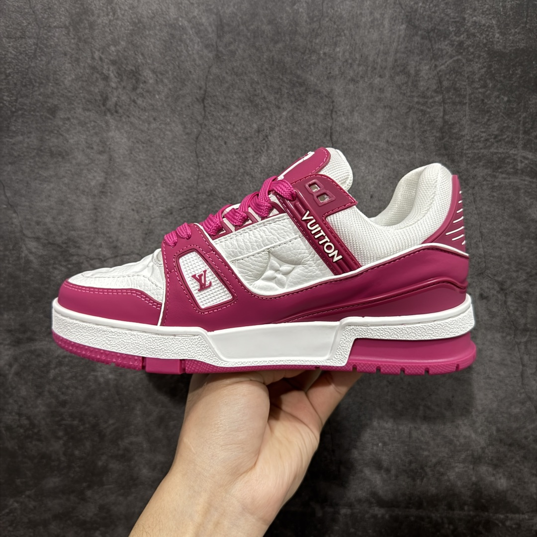 图片[2]-【YS纯原】广奢高端货 LOUIS VUITTON 路易威登 LV Trainer系列 ✦ 原楦原纸版开模，鞋型立体饱满 ✦ 零毛边、零溢胶、零线头瑕疵 ✦ 细节与原版一致 区分市面通货 ✦ 多层叠片＋电脑针车，针距密度一致 ✦ Monogram浮雕＋3D高频压纹 ✦ 多密度发泡中底：支撑回弹媲美专柜 ✦ 原装橡胶大底：含胶量高、纹路深、双拼接零偏差 ✦ ZP级原装包装：专柜款鞋盒＋防尘袋＋说明书 尺码：35-45-选品中心