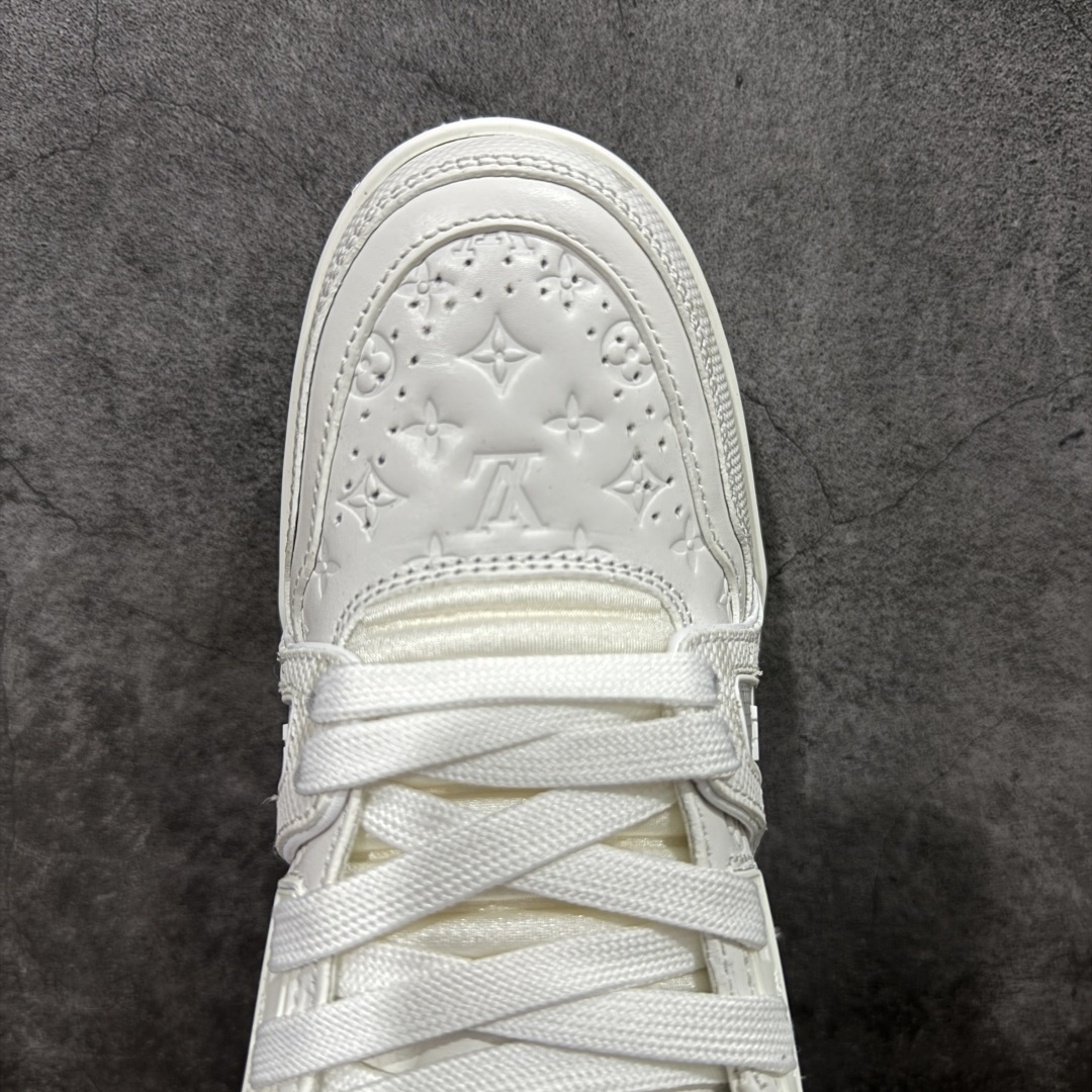 图片[5]-【YS纯原】广奢高端货 LOUIS VUITTON 路易威登 LV Trainer系列 ✦ 原楦原纸版开模，鞋型立体饱满 ✦ 零毛边、零溢胶、零线头瑕疵 ✦ 细节与原版一致 区分市面通货 ✦ 多层叠片＋电脑针车，针距密度一致 ✦ Monogram浮雕＋3D高频压纹 ✦ 多密度发泡中底：支撑回弹媲美专柜 ✦ 原装橡胶大底：含胶量高、纹路深、双拼接零偏差 ✦ ZP级原装包装：专柜款鞋盒＋防尘袋＋说明书 尺码：35-45-选品中心