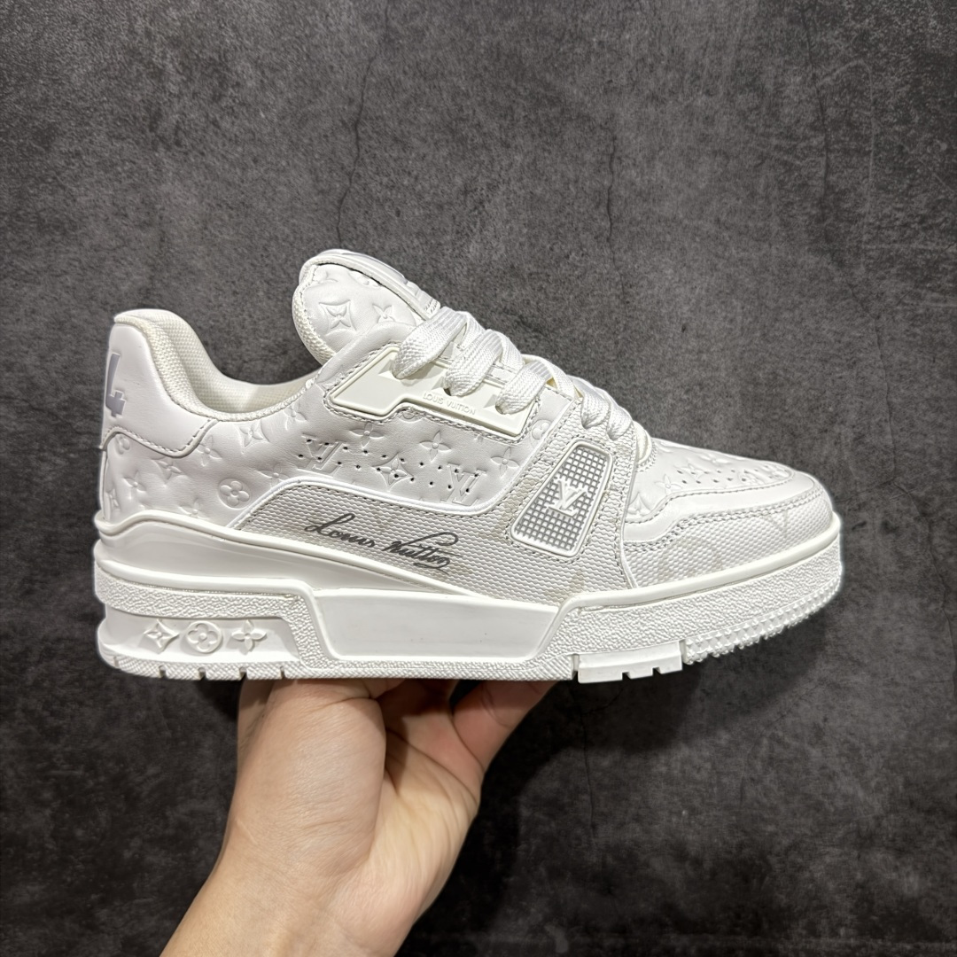 【YS纯原】广奢高端货 LOUIS VUITTON 路易威登 LV Trainer系列 ✦ 原楦原纸版开模，鞋型立体饱满 ✦ 零毛边、零溢胶、零线头瑕疵 ✦ 细节与原版一致 区分市面通货 ✦ 多层叠片＋电脑针车，针距密度一致 ✦ Monogram浮雕＋3D高频压纹 ✦ 多密度发泡中底：支撑回弹媲美专柜 ✦ 原装橡胶大底：含胶量高、纹路深、双拼接零偏差 ✦ ZP级原装包装：专柜款鞋盒＋防尘袋＋说明书 尺码：35-45-选品中心