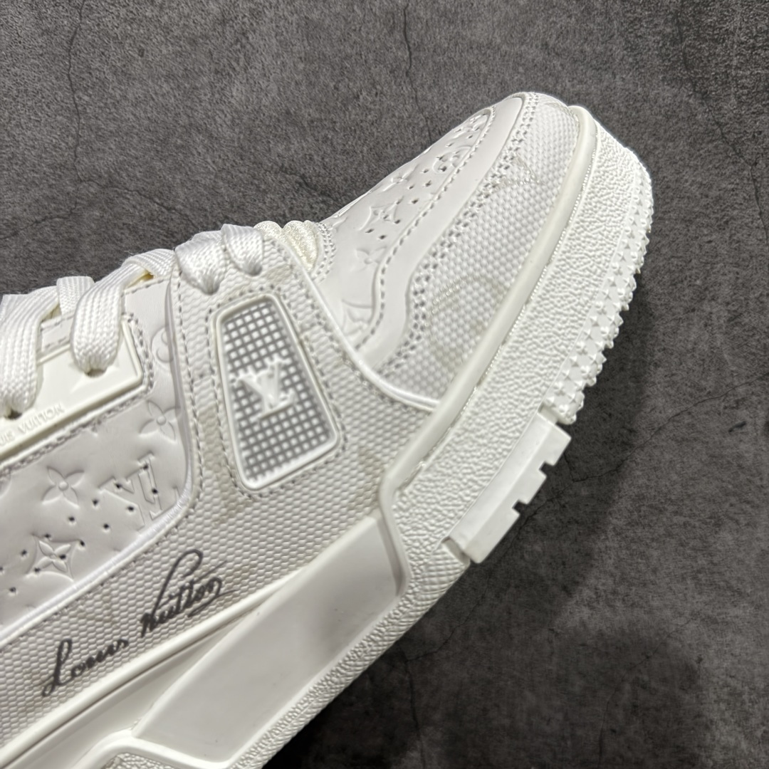 图片[6]-【YS纯原】广奢高端货 LOUIS VUITTON 路易威登 LV Trainer系列 ✦ 原楦原纸版开模，鞋型立体饱满 ✦ 零毛边、零溢胶、零线头瑕疵 ✦ 细节与原版一致 区分市面通货 ✦ 多层叠片＋电脑针车，针距密度一致 ✦ Monogram浮雕＋3D高频压纹 ✦ 多密度发泡中底：支撑回弹媲美专柜 ✦ 原装橡胶大底：含胶量高、纹路深、双拼接零偏差 ✦ ZP级原装包装：专柜款鞋盒＋防尘袋＋说明书 尺码：35-45-选品中心