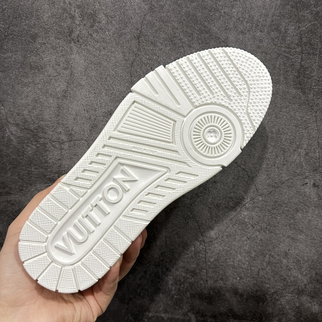 图片[9]-【YS纯原】广奢高端货 LOUIS VUITTON 路易威登 LV Trainer系列 ✦ 原楦原纸版开模，鞋型立体饱满 ✦ 零毛边、零溢胶、零线头瑕疵 ✦ 细节与原版一致 区分市面通货 ✦ 多层叠片＋电脑针车，针距密度一致 ✦ Monogram浮雕＋3D高频压纹 ✦ 多密度发泡中底：支撑回弹媲美专柜 ✦ 原装橡胶大底：含胶量高、纹路深、双拼接零偏差 ✦ ZP级原装包装：专柜款鞋盒＋防尘袋＋说明书 尺码：35-45-选品中心