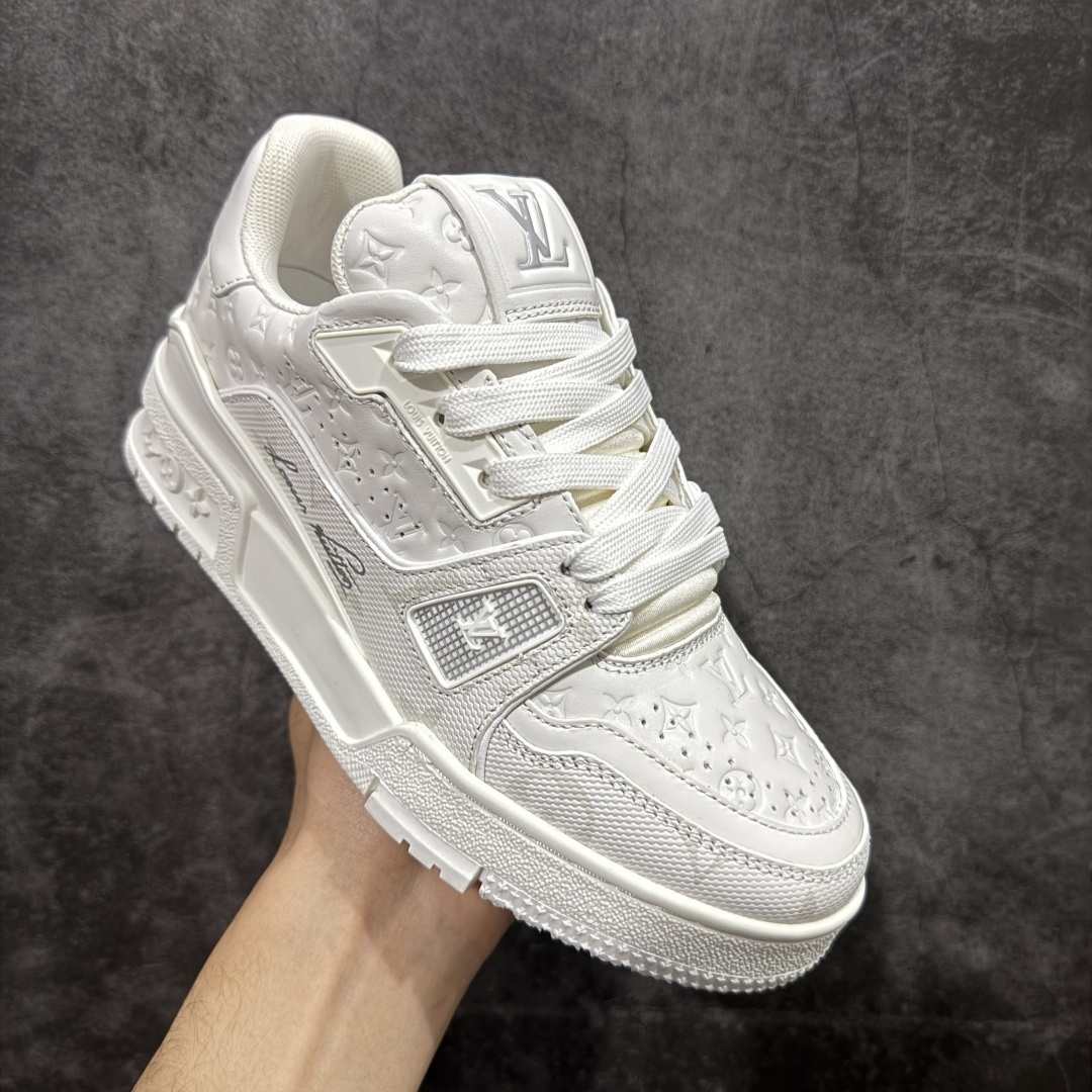 图片[3]-【YS纯原】广奢高端货 LOUIS VUITTON 路易威登 LV Trainer系列 ✦ 原楦原纸版开模，鞋型立体饱满 ✦ 零毛边、零溢胶、零线头瑕疵 ✦ 细节与原版一致 区分市面通货 ✦ 多层叠片＋电脑针车，针距密度一致 ✦ Monogram浮雕＋3D高频压纹 ✦ 多密度发泡中底：支撑回弹媲美专柜 ✦ 原装橡胶大底：含胶量高、纹路深、双拼接零偏差 ✦ ZP级原装包装：专柜款鞋盒＋防尘袋＋说明书 尺码：35-45-选品中心