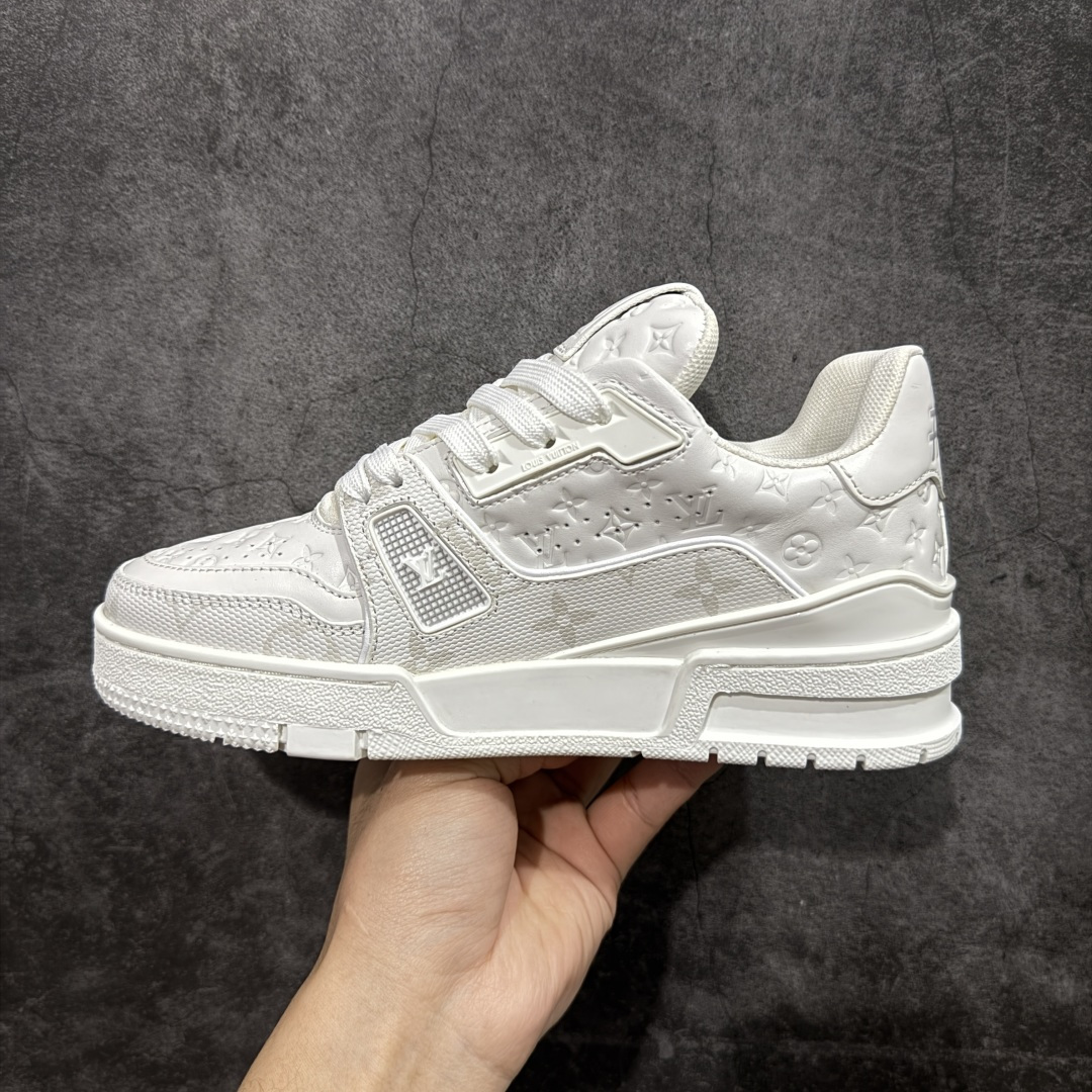 图片[2]-【YS纯原】广奢高端货 LOUIS VUITTON 路易威登 LV Trainer系列 ✦ 原楦原纸版开模，鞋型立体饱满 ✦ 零毛边、零溢胶、零线头瑕疵 ✦ 细节与原版一致 区分市面通货 ✦ 多层叠片＋电脑针车，针距密度一致 ✦ Monogram浮雕＋3D高频压纹 ✦ 多密度发泡中底：支撑回弹媲美专柜 ✦ 原装橡胶大底：含胶量高、纹路深、双拼接零偏差 ✦ ZP级原装包装：专柜款鞋盒＋防尘袋＋说明书 尺码：35-45-选品中心