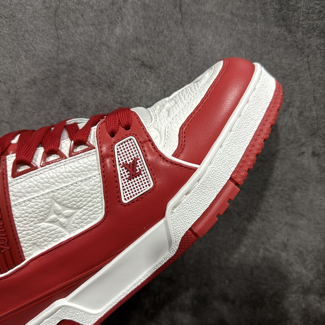 图片[6]-【YS纯原】广奢高端货 LOUIS VUITTON 路易威登 LV Trainer系列 拉丝白红 ✦ 原楦原纸版开模，鞋型立体饱满 ✦ 零毛边、零溢胶、零线头瑕疵 ✦ 细节与原版一致 区分市面通货 ✦ 多层叠片＋电脑针车，针距密度一致 ✦ Monogram浮雕＋3D高频压纹 ✦ 多密度发泡中底：支撑回弹媲美专柜 ✦ 原装橡胶大底：含胶量高、纹路深、双拼接零偏差 ✦ ZP级原装包装：专柜款鞋盒＋防尘袋＋说明书 尺码：35-45-选品中心