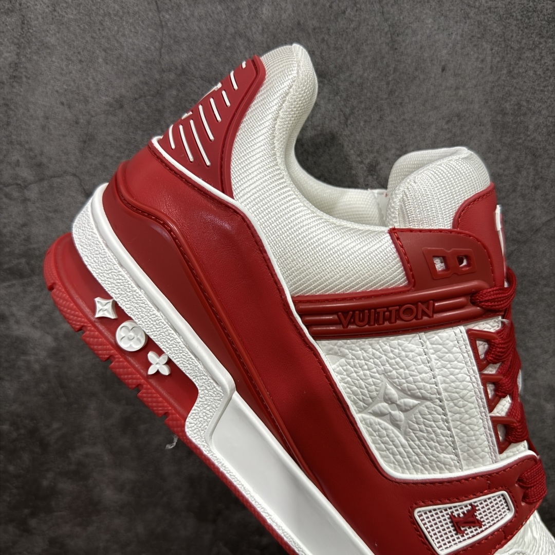 图片[7]-【YS纯原】广奢高端货 LOUIS VUITTON 路易威登 LV Trainer系列 拉丝白红 ✦ 原楦原纸版开模，鞋型立体饱满 ✦ 零毛边、零溢胶、零线头瑕疵 ✦ 细节与原版一致 区分市面通货 ✦ 多层叠片＋电脑针车，针距密度一致 ✦ Monogram浮雕＋3D高频压纹 ✦ 多密度发泡中底：支撑回弹媲美专柜 ✦ 原装橡胶大底：含胶量高、纹路深、双拼接零偏差 ✦ ZP级原装包装：专柜款鞋盒＋防尘袋＋说明书 尺码：35-45-选品中心